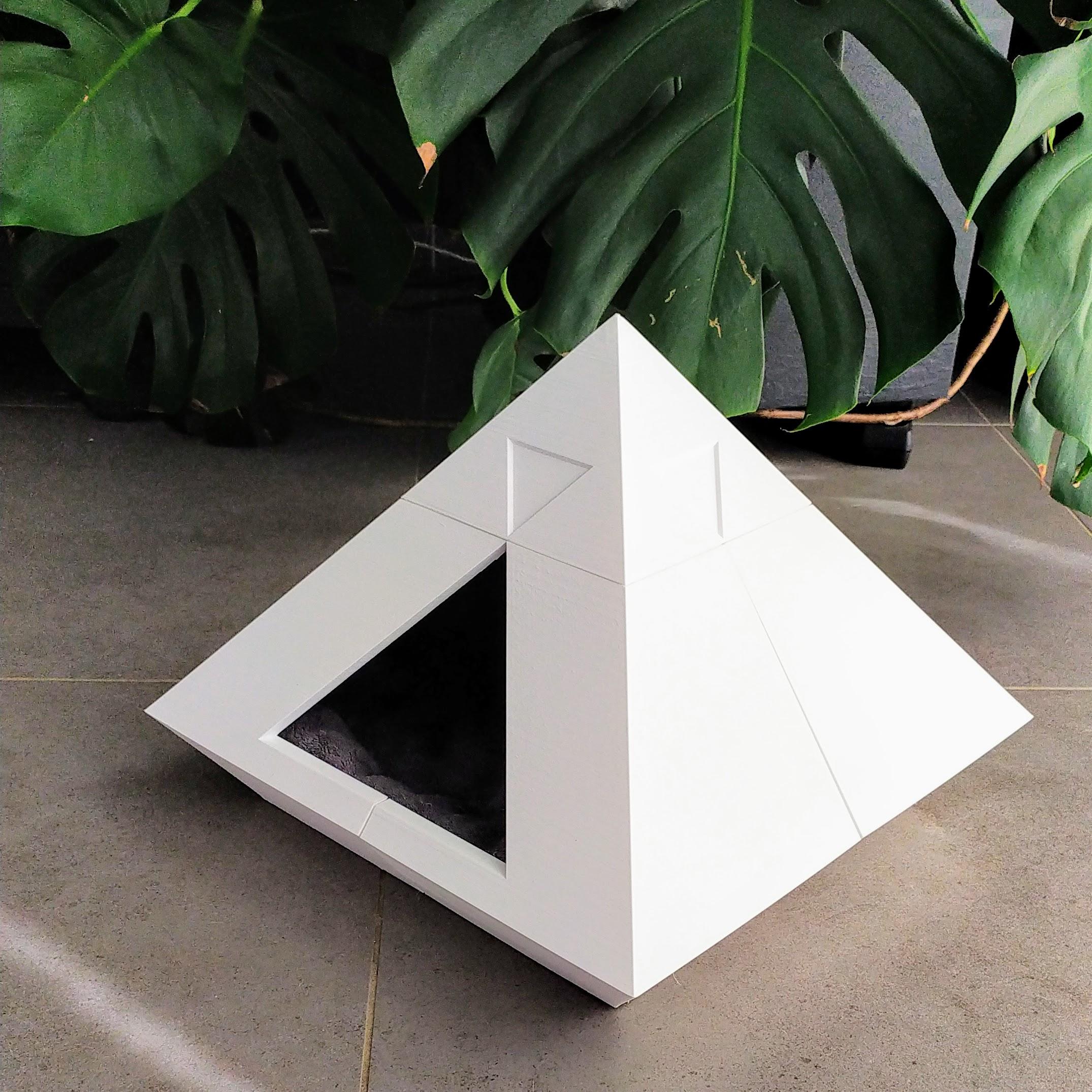 PYRAMID CAT HOUSE LOW POLY - Follow us: linktr.ee/catalpine 3d model