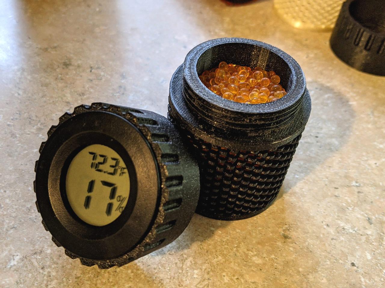 Fast Print In-Spool Silica Gel (Desiccant) Container with Hygrometer - Smaller basket with hygrometer lid, filled with silica gel beads.  Older-style threads are shown here but actual model has simpler threads that work even better. - 3d model