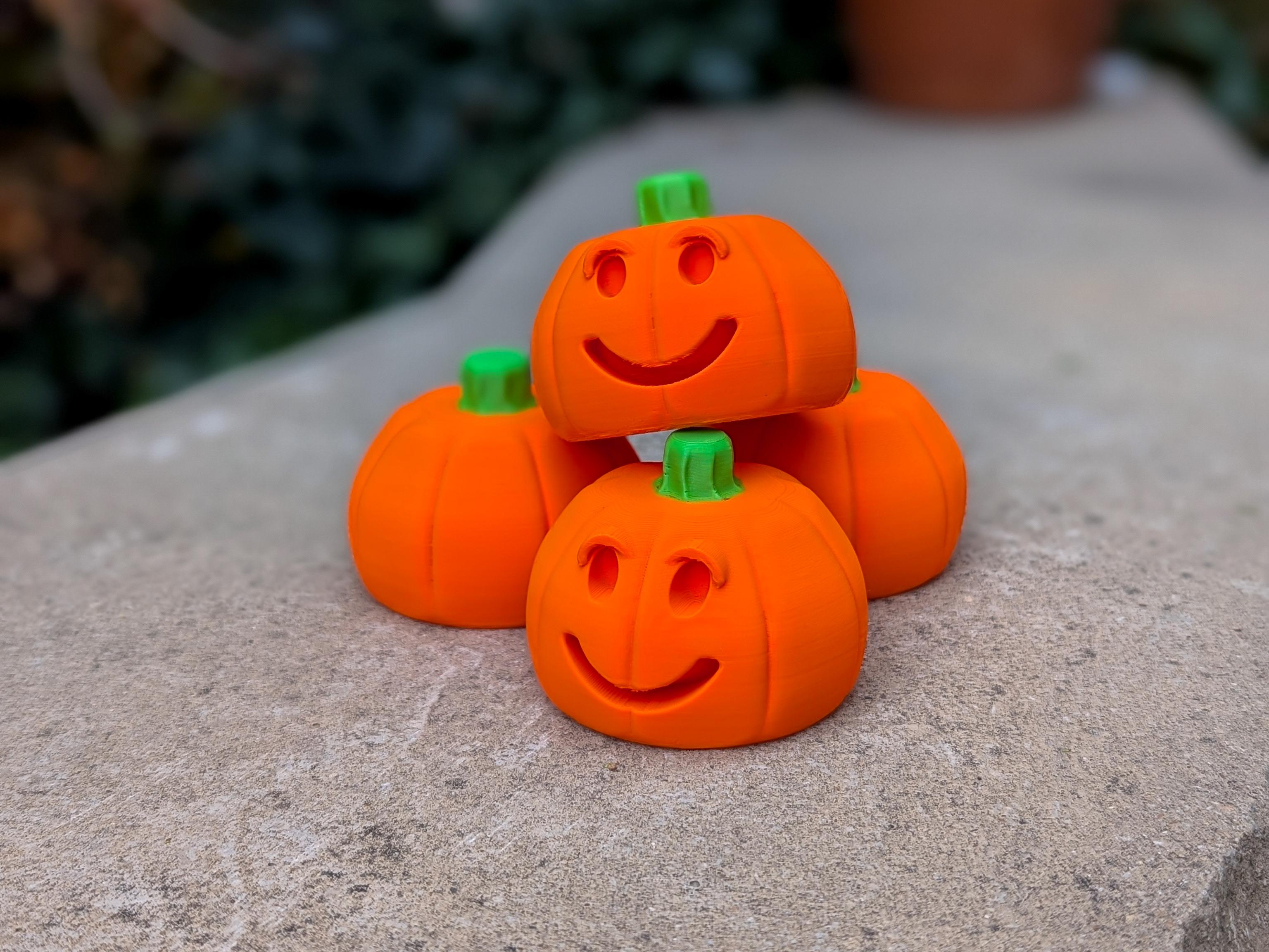 Smiling Pumpkin Halloween Decoration - Jack-O-Lantern - Easy Color Change 3d model