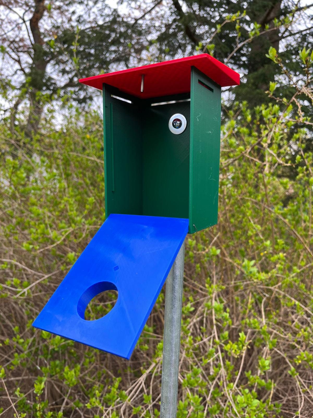 Birdhouse with perch 3d model