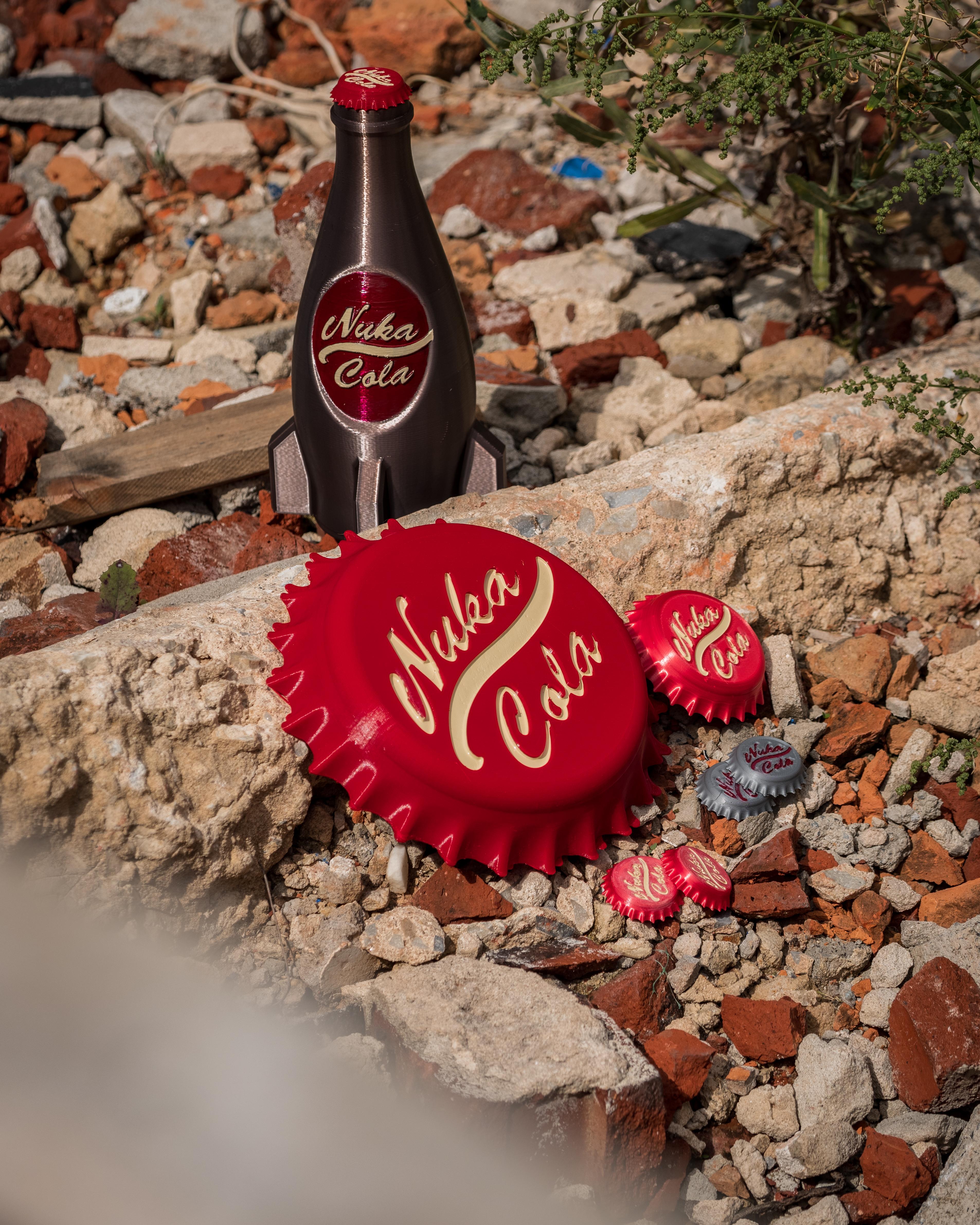 Nuka Cola Bottle Cap + Display Stand - Fallout Halloween Accessory 3d model