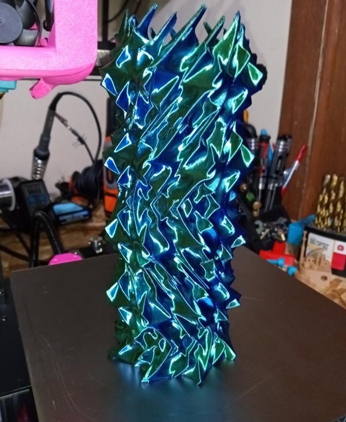 Roily Vase - matterhackers silk blue/green - 3d model