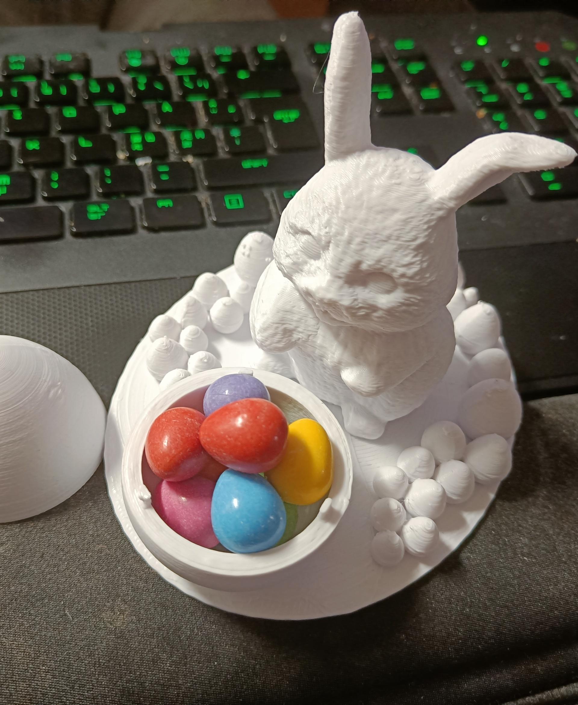 Easter Bunny with openable egg - Just a quick test print on my TwoTrees SP5 with not enough cooling for PLA, since it's the only printer I have running at the moment. Lol. - 3d model