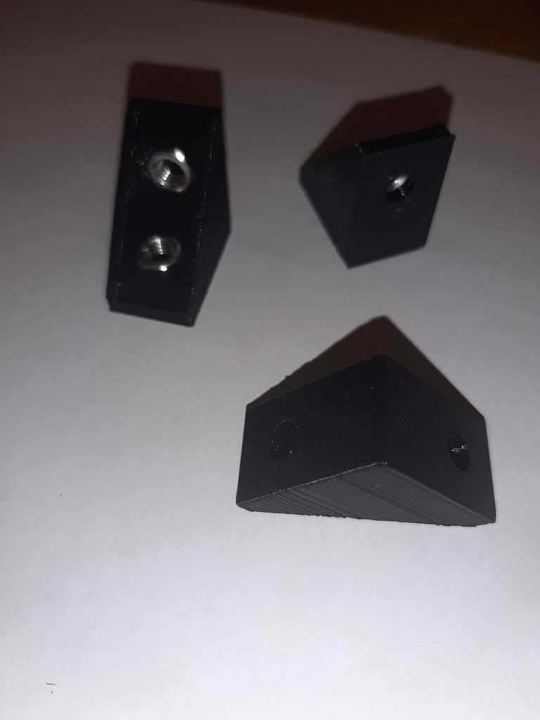 L-bracket with insert for M5 nut 3d model