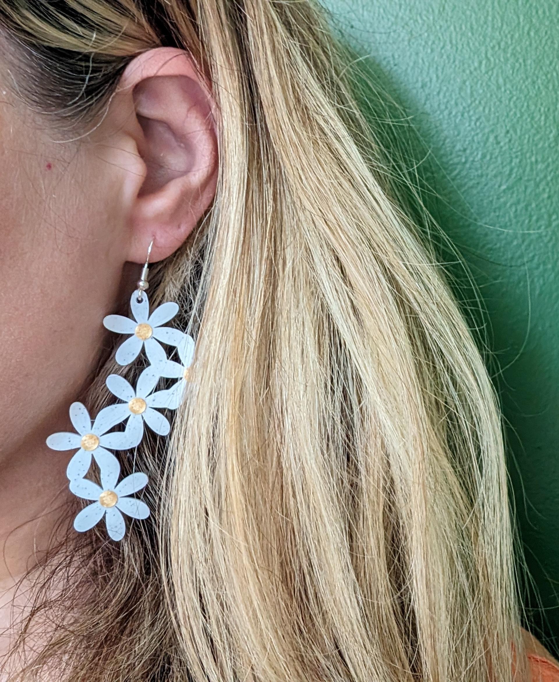 Daisy Chain Dangling Earrings - Easy two-tone with filament change. Brown-eyed susans, flowers, wild 3d model