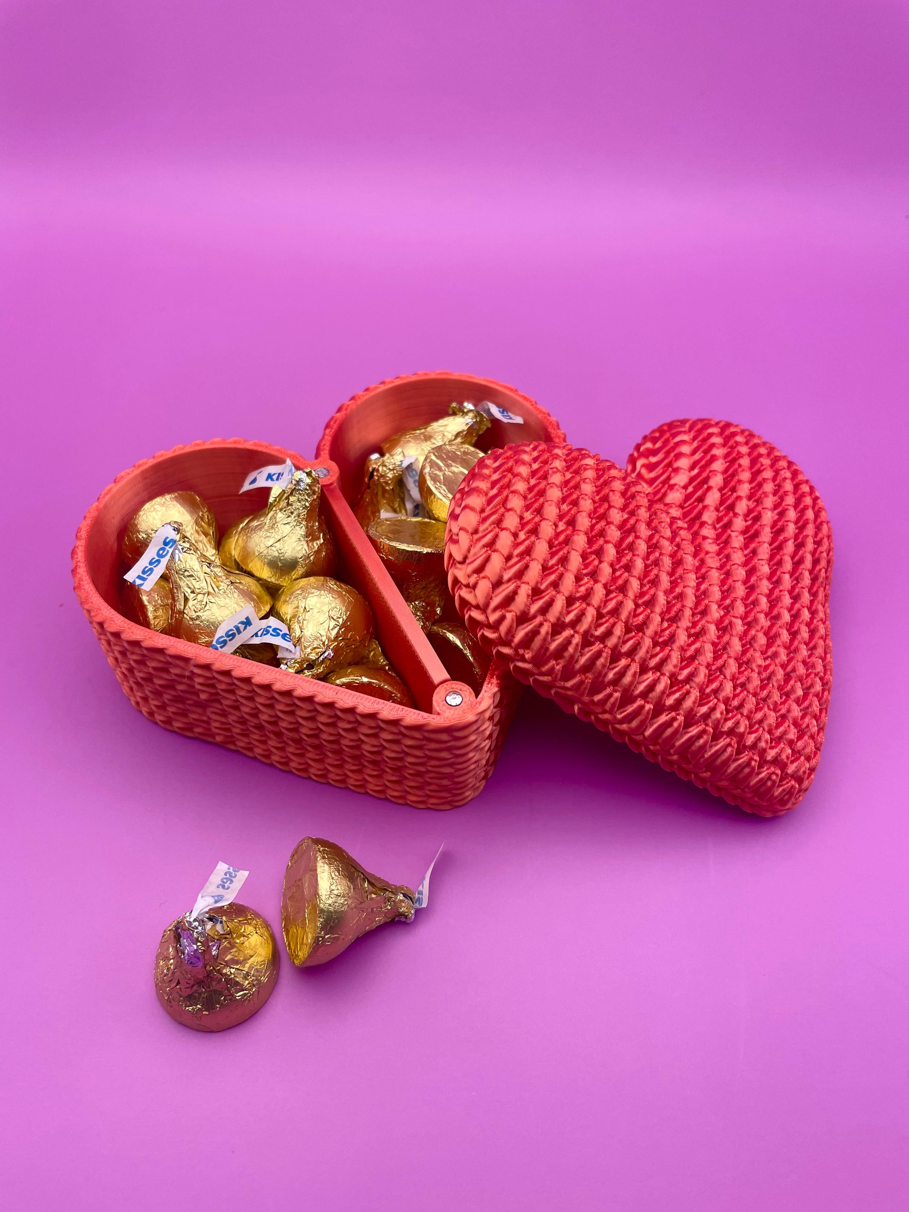 Knitted Heart Gift Box With Magnetic Lid  3d model