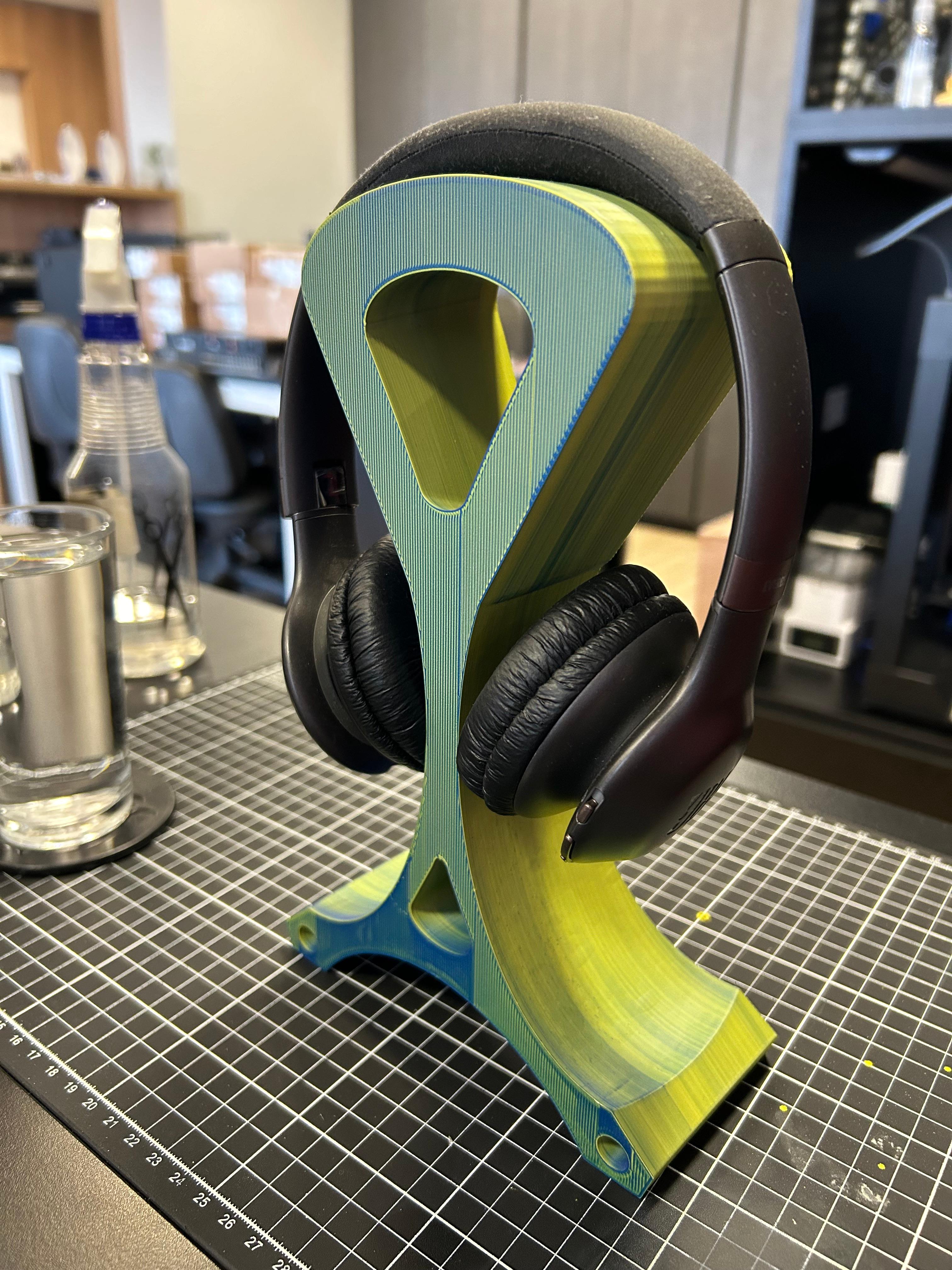 Organic Headphone Stand 3d model