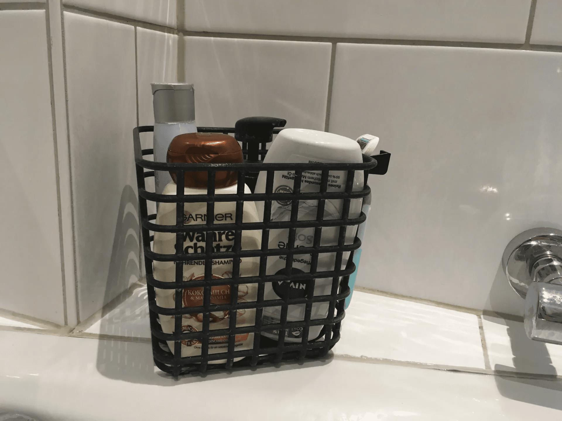 Bath Basket with Razor Holder 3d model