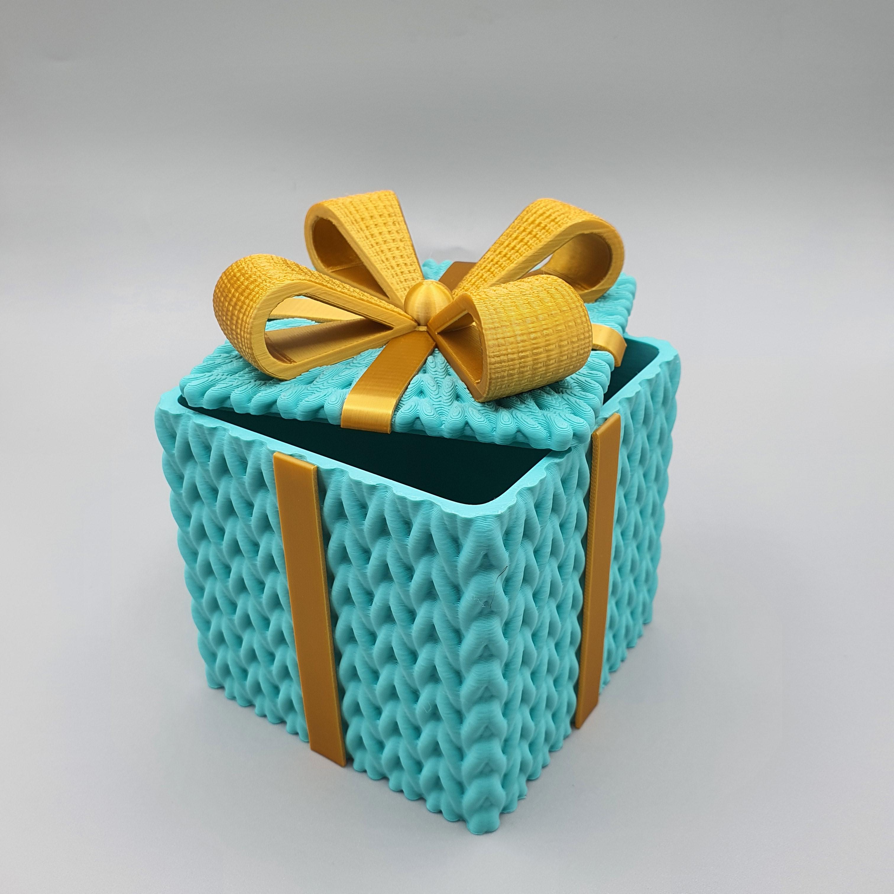 MULTICOLOR CHRISTMAS CROCHET GIFT BOX Two Versions 3d model