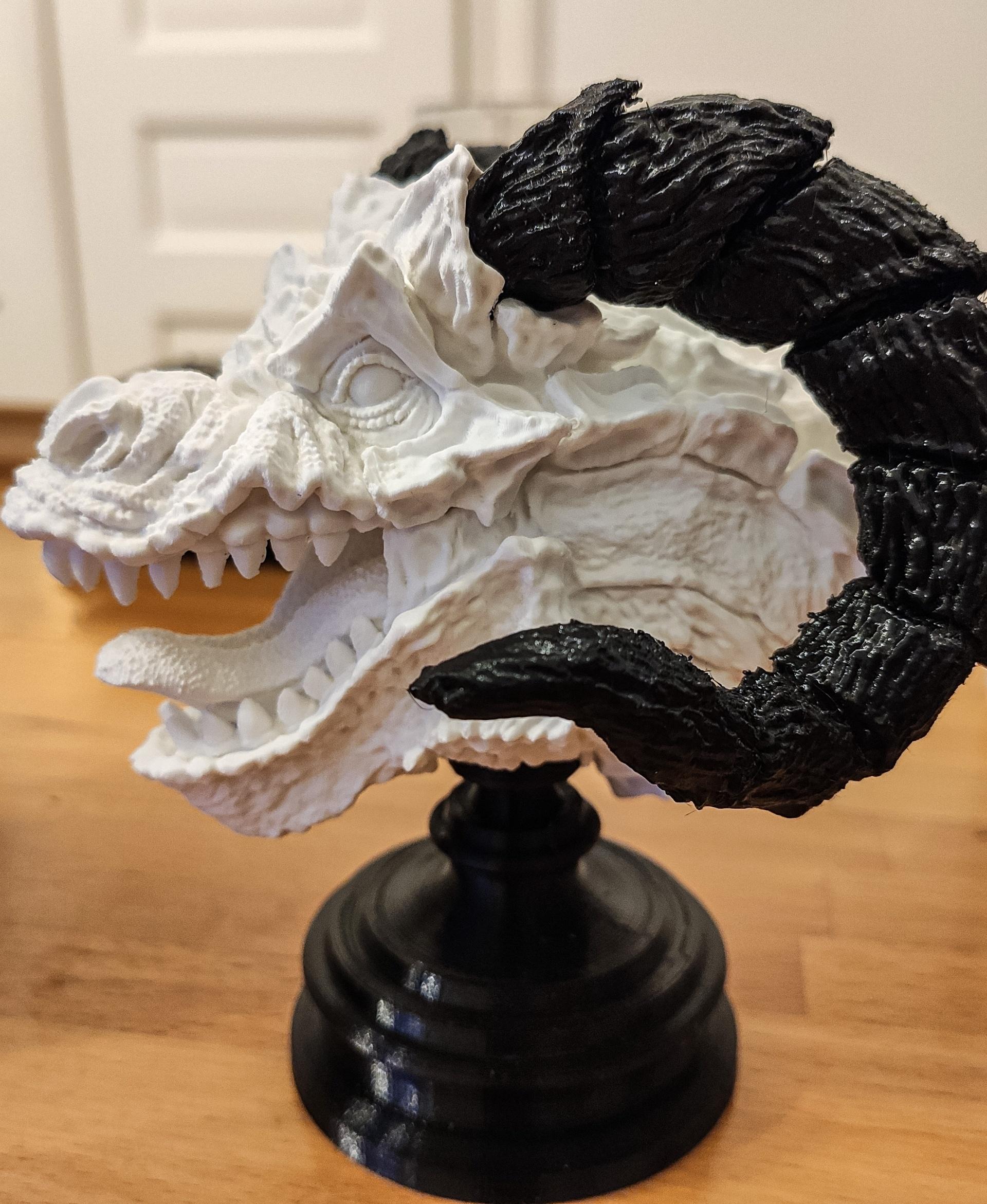 Dragon Head Trophy - FDM Print (0,12 Layer Height)
Material: Esun Matte PLA & Standard Black PETG
Printer: Elegoo Neptune 2S
 - 3d model