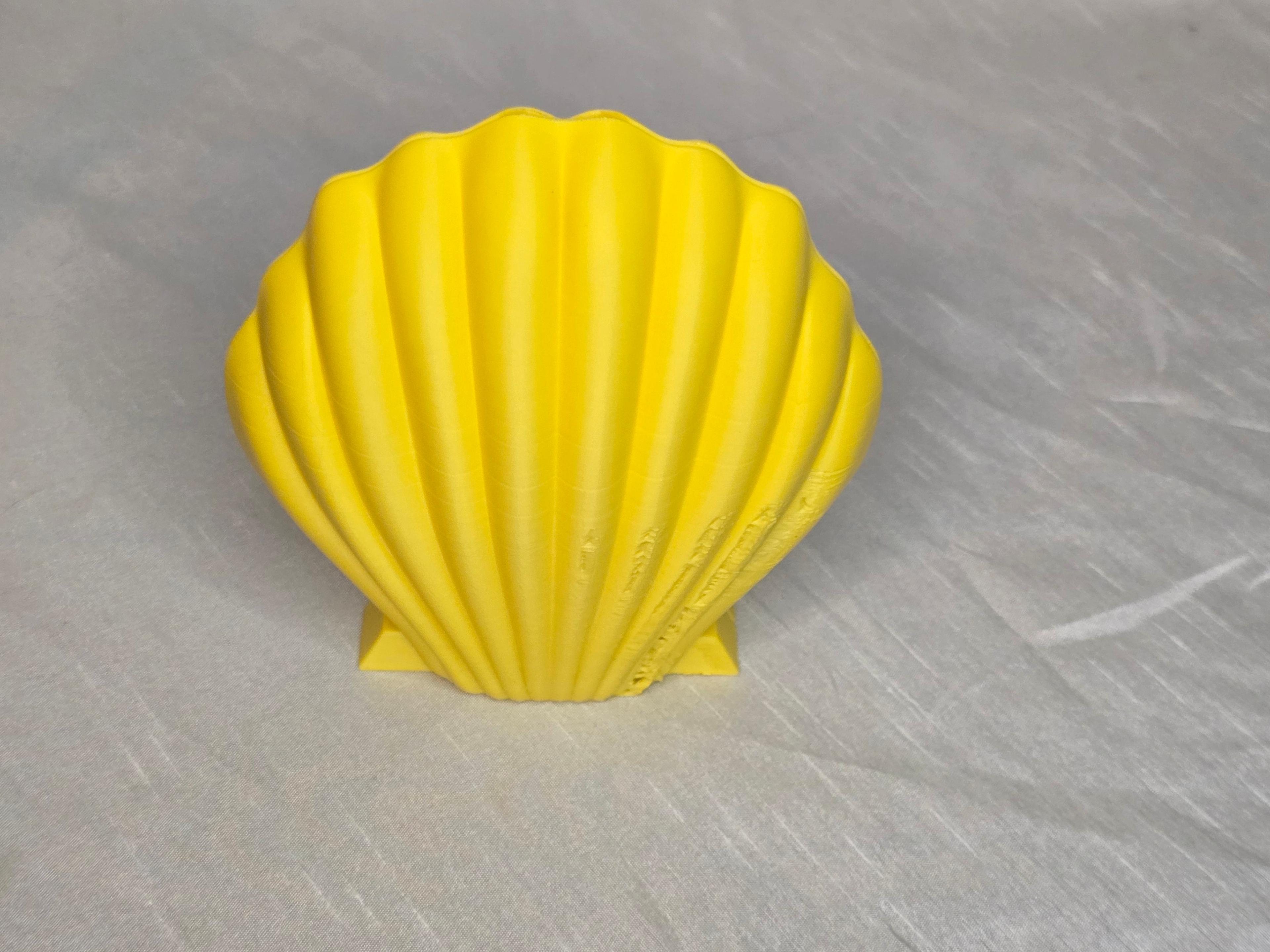 Seashell Shaped Box (Snap) - Beautiful clam shell printed for my daughter to keep some of her jewelry in. It was printed in PolyTerra Savannah Yellow. - 3d model