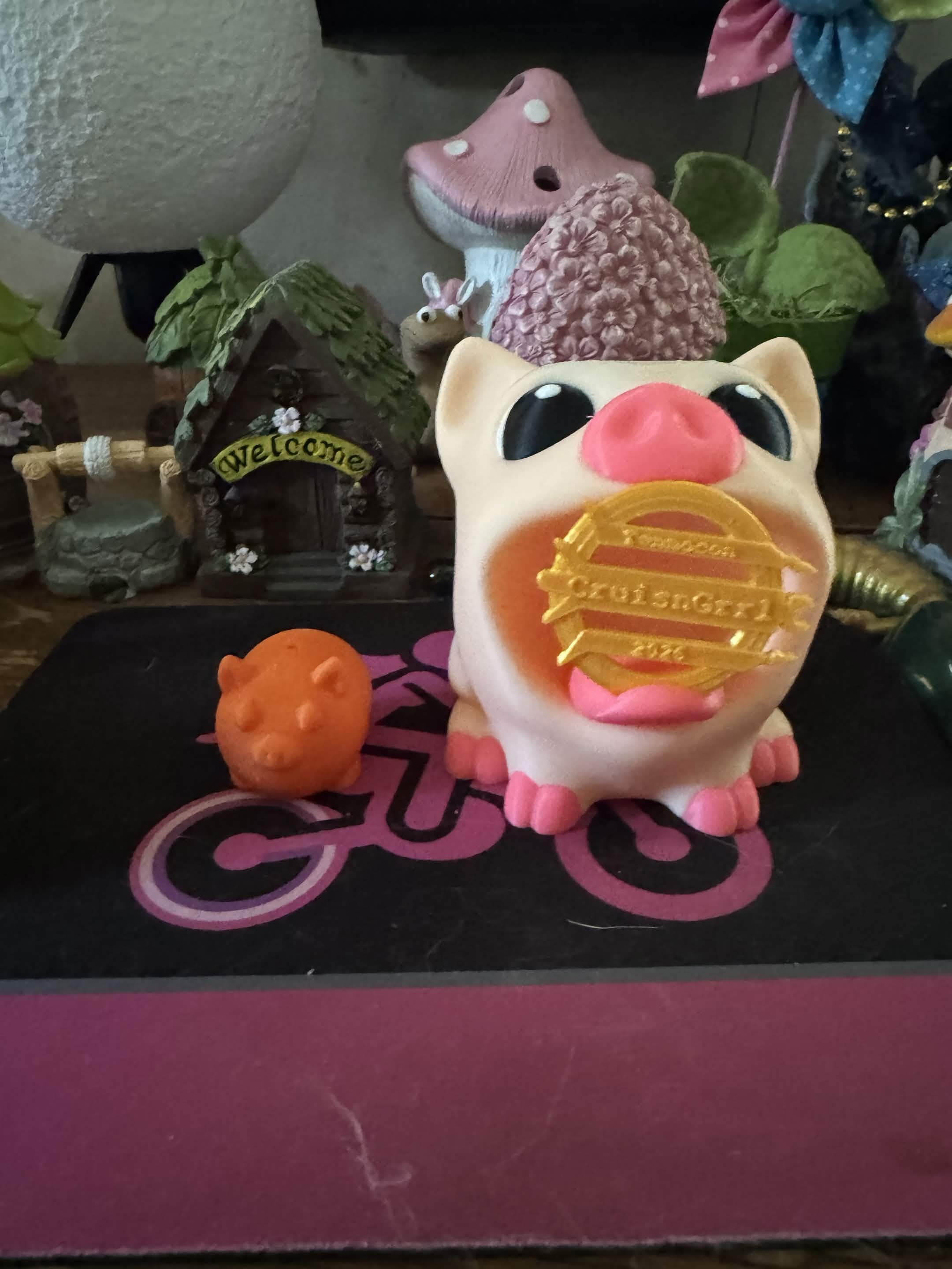 George the Pig MakerChip Holder - George is ready to present. - 3d model