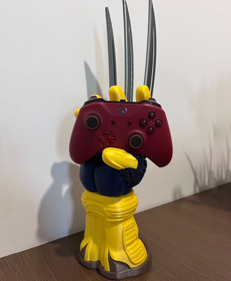 Thank you so much for the model! I really like how it was designed. Everything fit together perfectly, and the numbering helped a lot with the assembly. I only used glue on the claws; the rest was just press-fit. The final piece is absolutely beautiful!
For the print itself, I used variable layer height in a few areas, going down to 0.08mm to minimize the stepping effect.
Finger #4 unfortunately detached mid-print, so I skipped it to save the rest of the build plate. I ended up printing it separately later and added a brim to help with bed adhesion.
As for the Adamant Claws, I wanted to print them vertically to get a better surface finish and shine. I knew printing them straight up would be risky, so I manually added some custom supports for extra stability. Even with the supports, the claws wobbled quite a bit near the end of the print, but I'm still really happy with the final result. If I were to print them again, I’d keep them vertical but definitely add more supports or place a stabilizing structure against key points to keep them rigid.