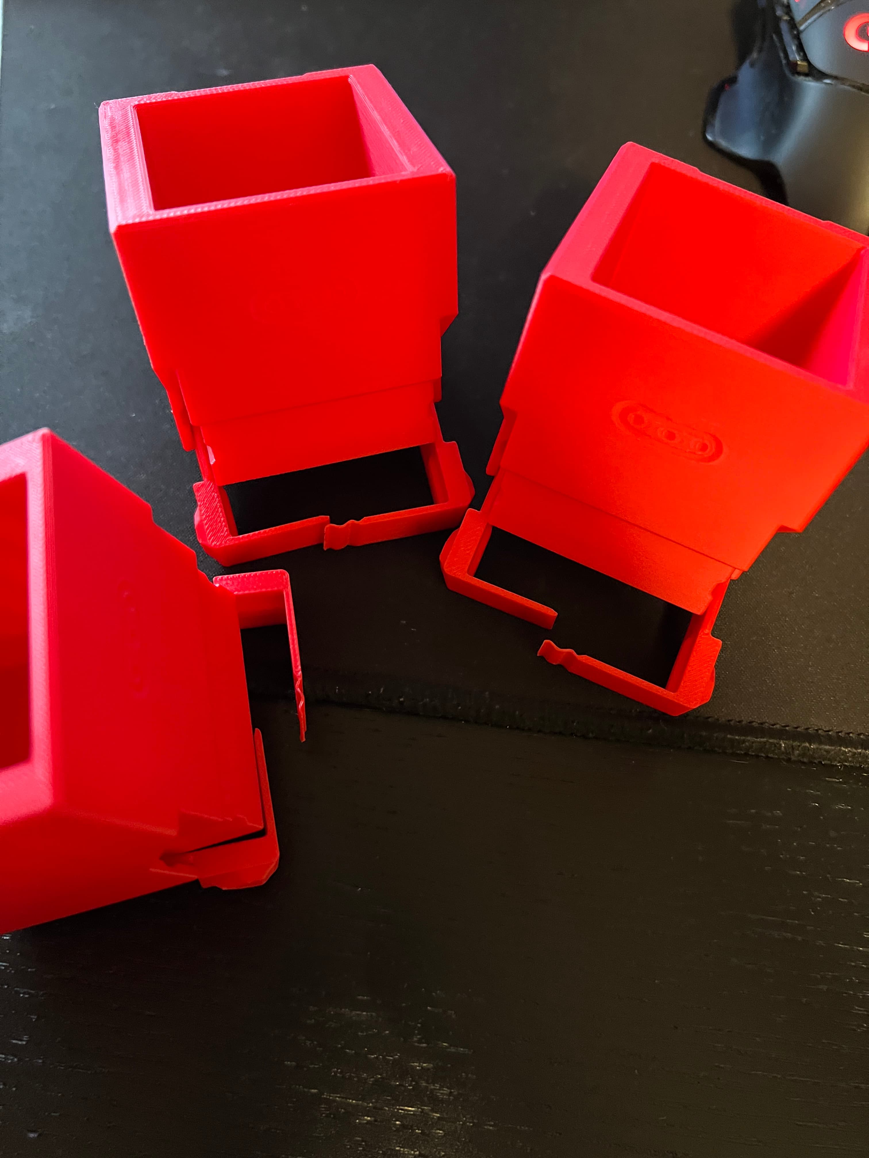 Hey, I have extreme problems with the container.
The movable part on the front side keeps breaking...
Do you have a solution for this?