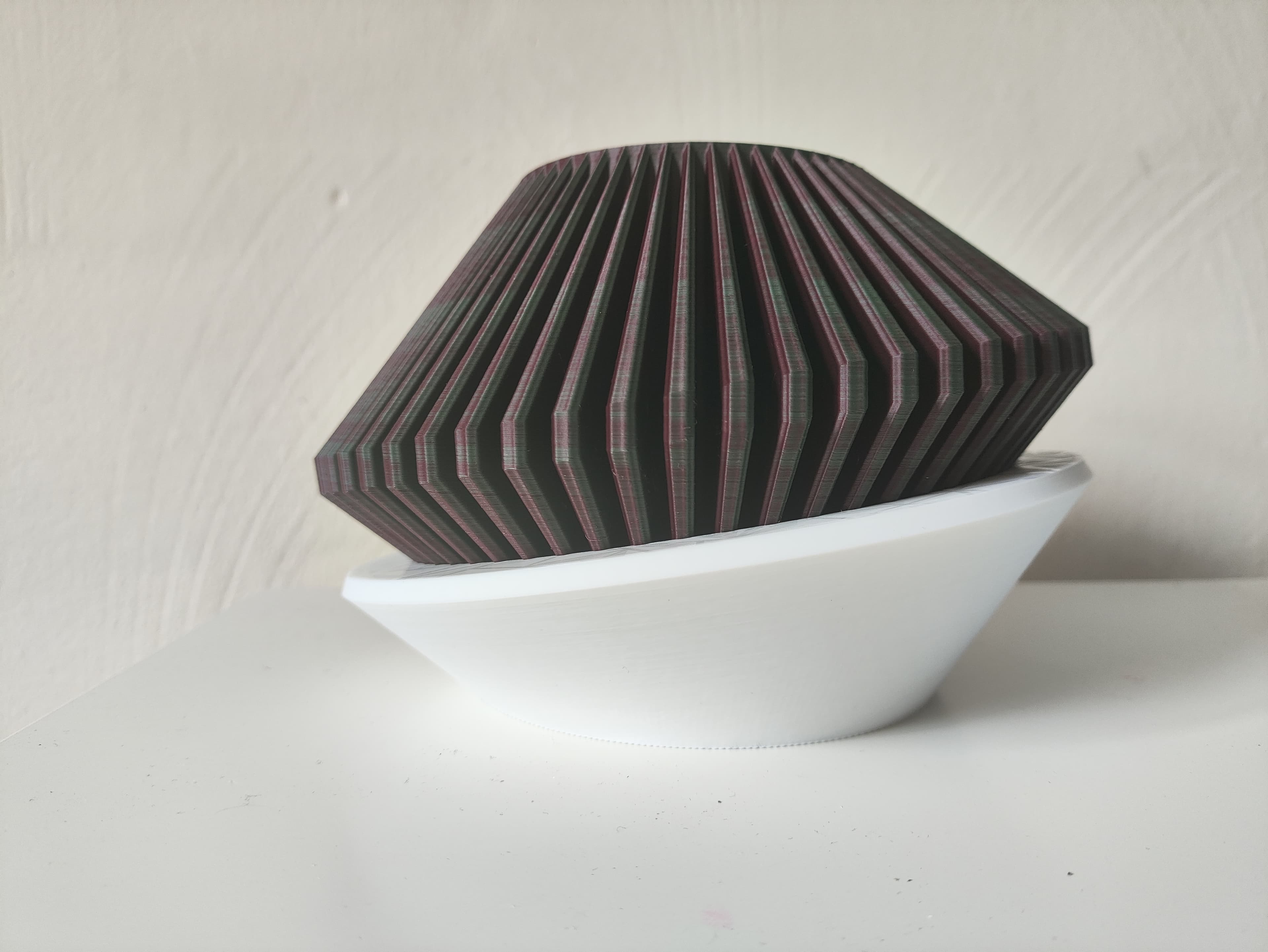 Made pot in dual colour, 20% infill and used quite a bit of dual colour filament - 350-400g. But well worth it.
The tray with premade supports had issues with those supports printing, but I just let it come off and pile up to the inner circle, and it was able to get a grip later.
Both look amazing