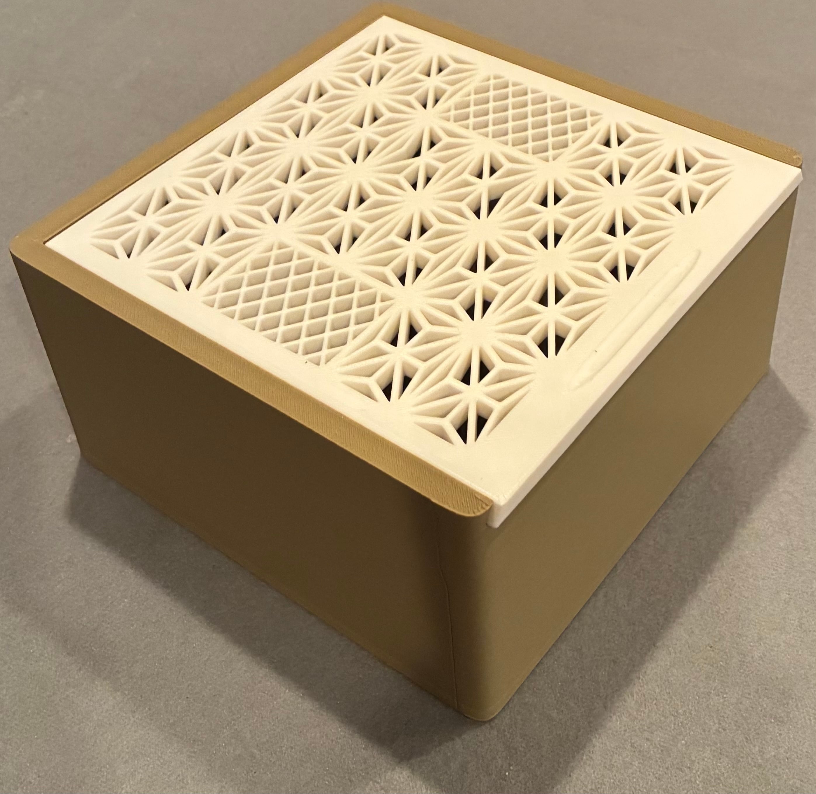 The base was printed in Bambu PLA Wood in Classic Birch with the top in Bambu PLA Basic White. The lid had a minimal overhang for which I scaled the X-axis slightly.