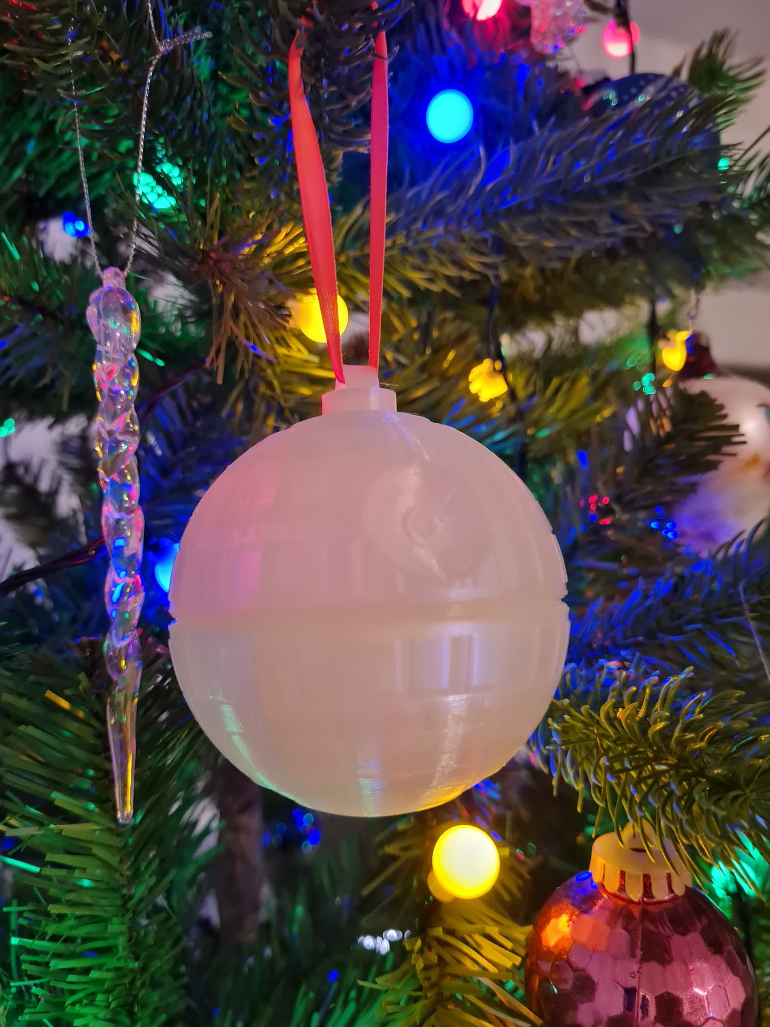 Printed with glow-in-the-dark PLA. Thanks.
