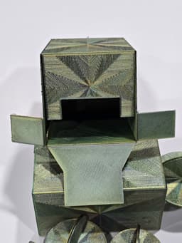 Auto locking party favor / trinket box 3d model