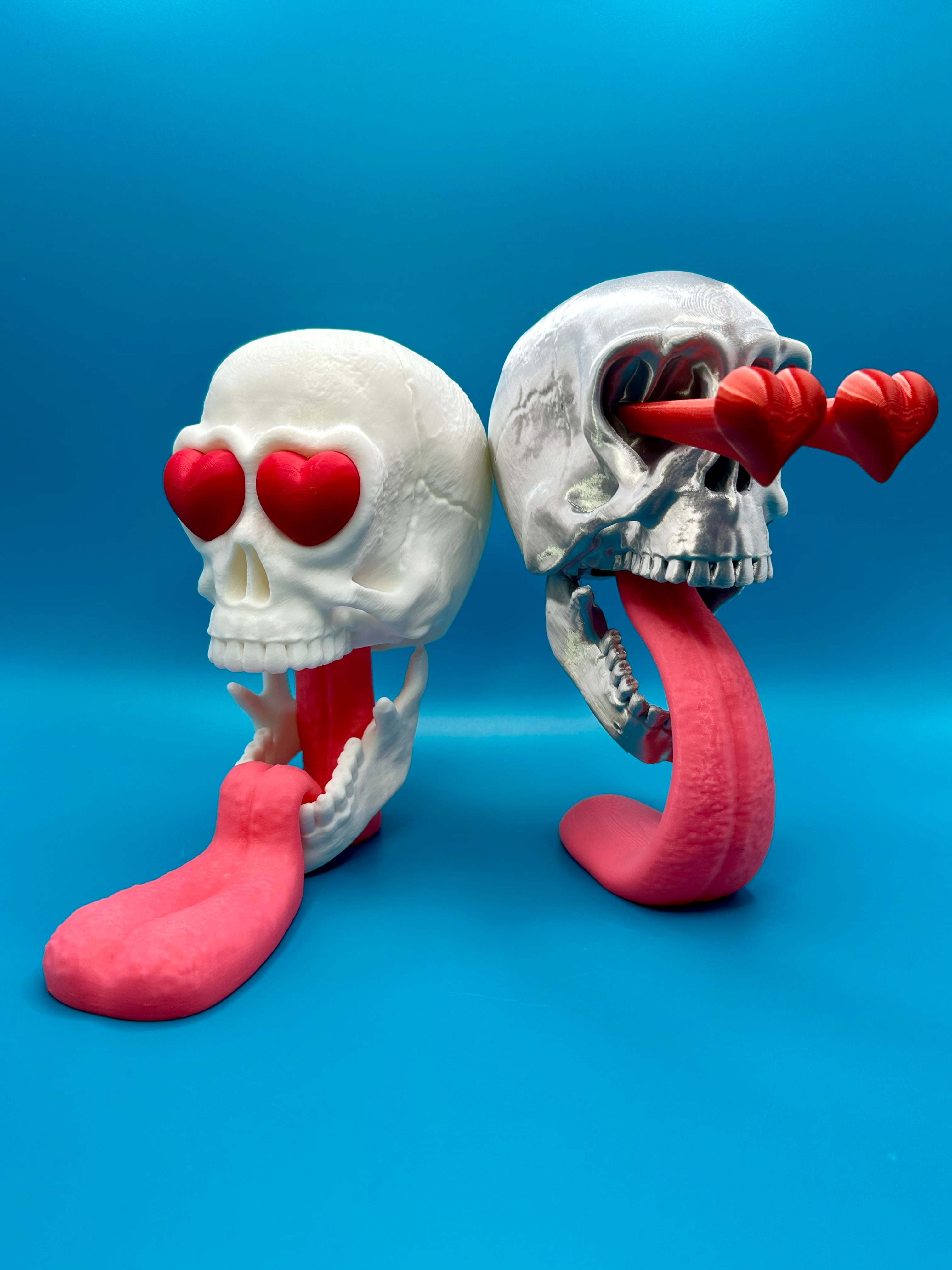 Skull in Love and also pictured the all new Jaw Drop.
Easy to print in parts to choose your own colors and super easy assembly.