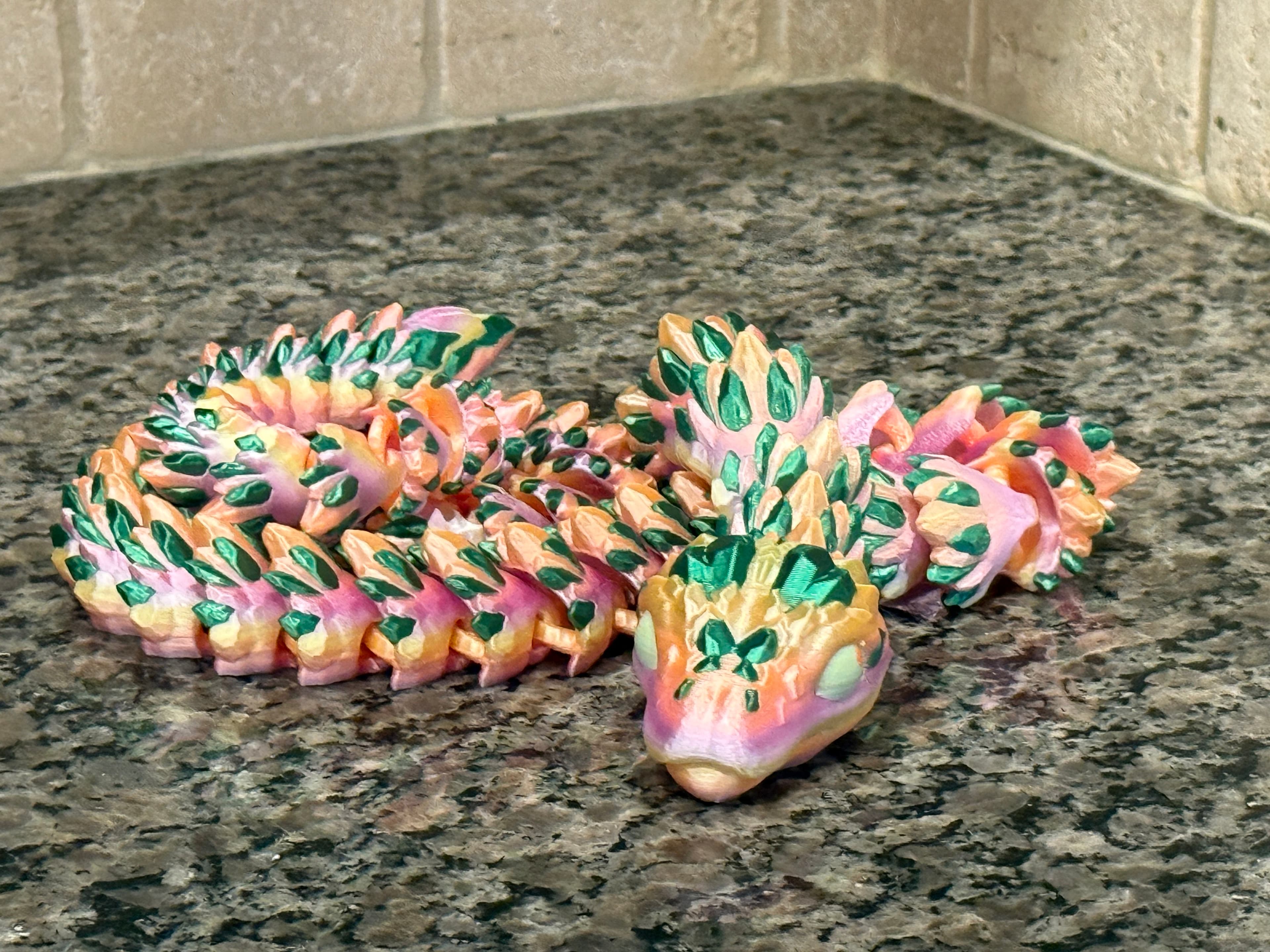 Love this crystal snake. ❤️ Printed at 100% with Ziro gradient color silk pla personality series "Sweet" and Silk Green from HP3DF on Amazon.
