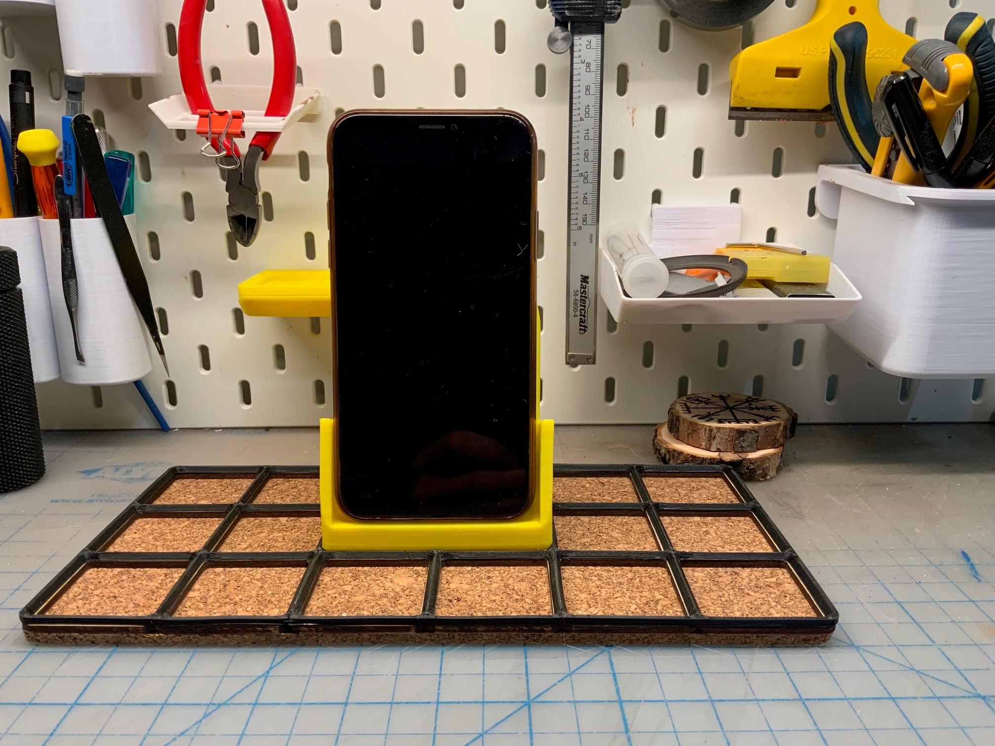 Gridfinity Qi Charger and Stand 3d model
