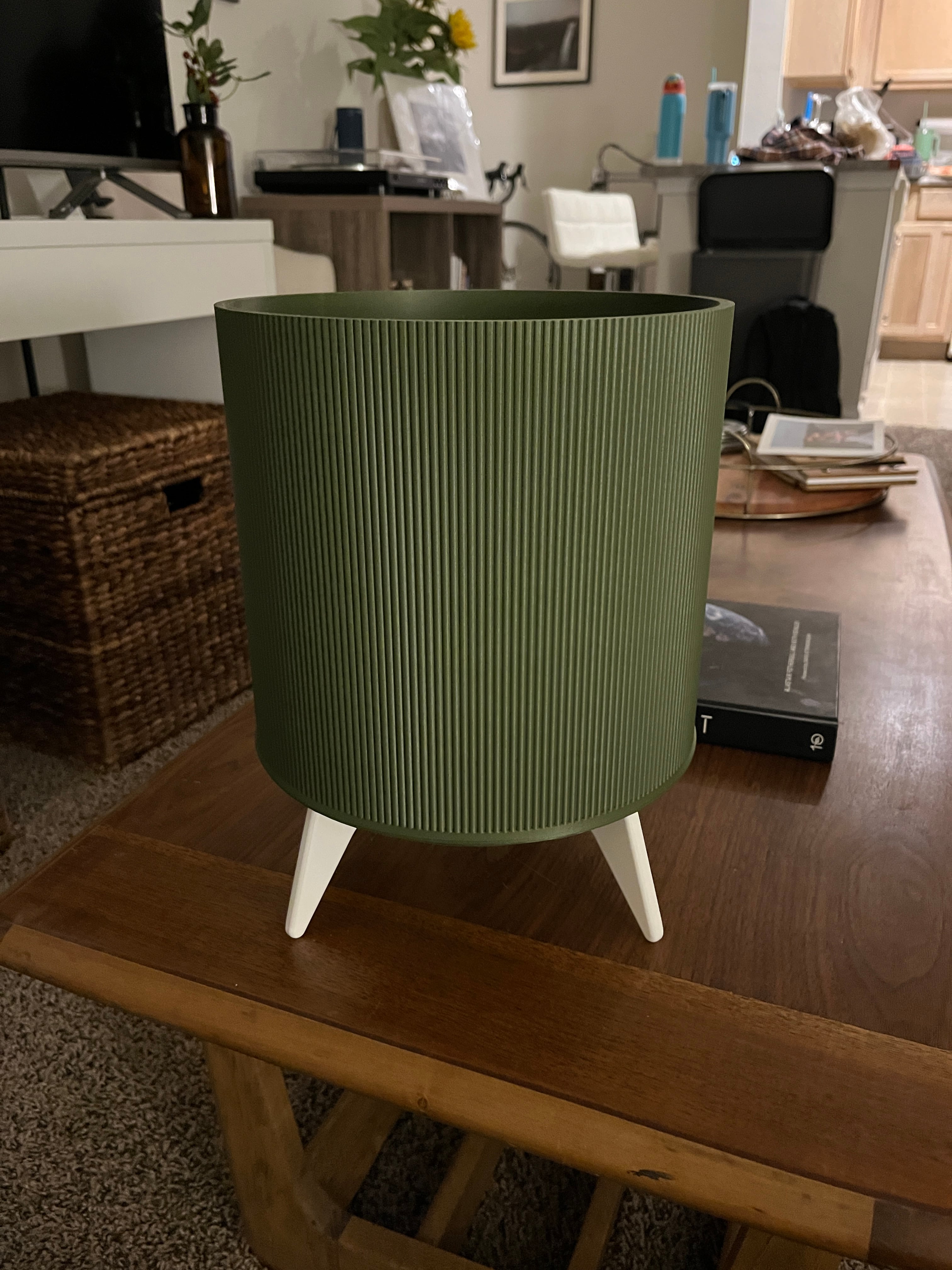 Printed in Polyterra Army Dark Green and Overture Matte White. I ironed the legs to make them look more intentional.
Scaled to 140% to basically max out my printer, ended up taking ~28 hours.
Added basic supports to the bottom and it doesn't seem noticeable. 2 walls with 7% gyroid infill feels very solid