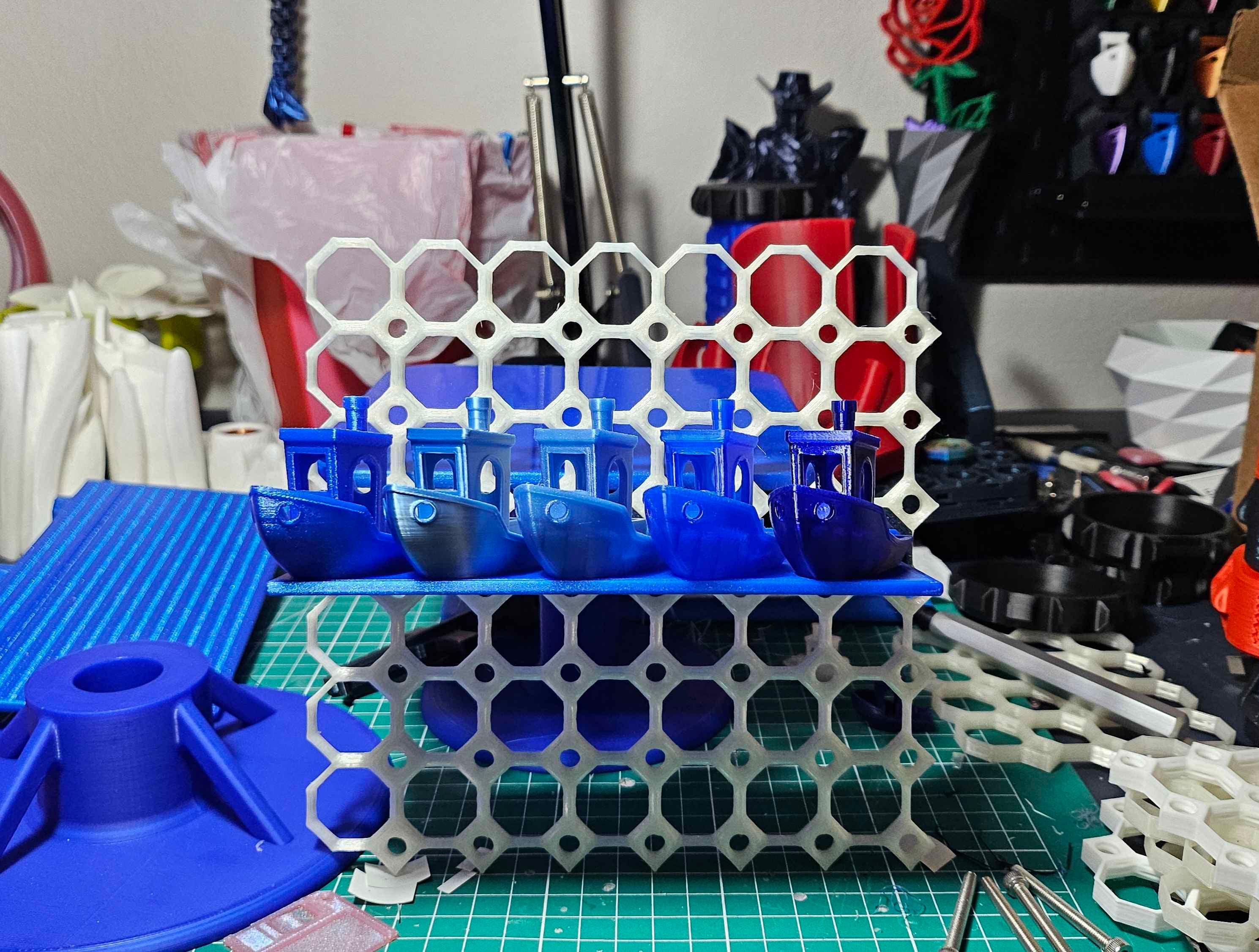 Multiboard Benchy Shelf 30° Display 3d model