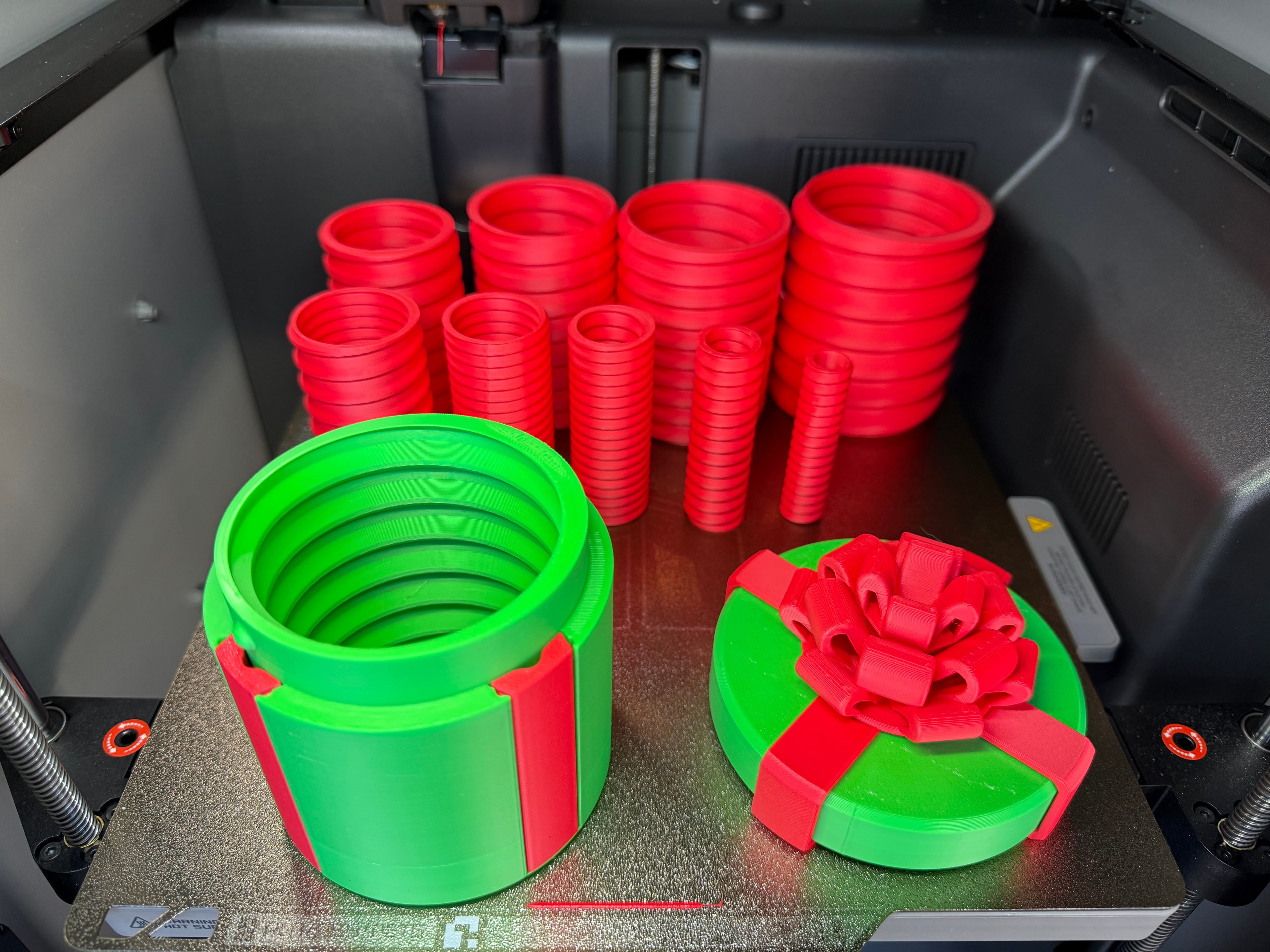 Did red matte and normal green PLA on the Bambu P2S. I absolutely love this print! The idea is genius and the parts fit perfectly together.
It did have a ton of waste as I did the red and green and printed by layers. And it took 15 hours to print. So I decided to do the inner parts all one color to speed it up with no waste. This took about 6 hours. Totally worth it.
5 stars for sure.