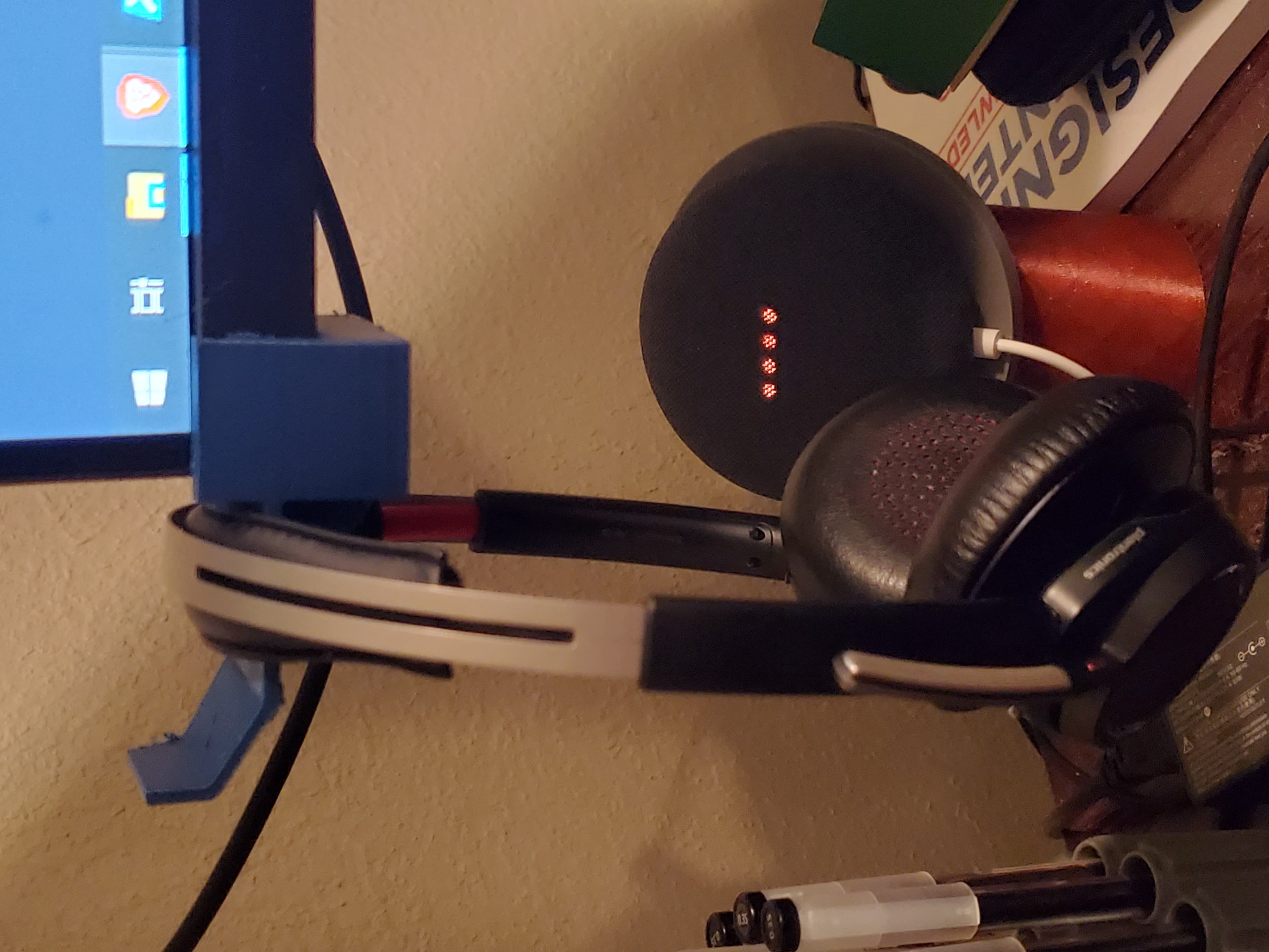 Headset holder mounted on LG 27GL63T 3d model