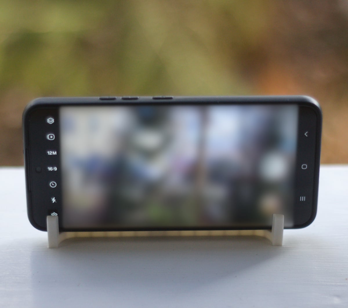 Simple Lightweight Vertical Phone Stand 3d model