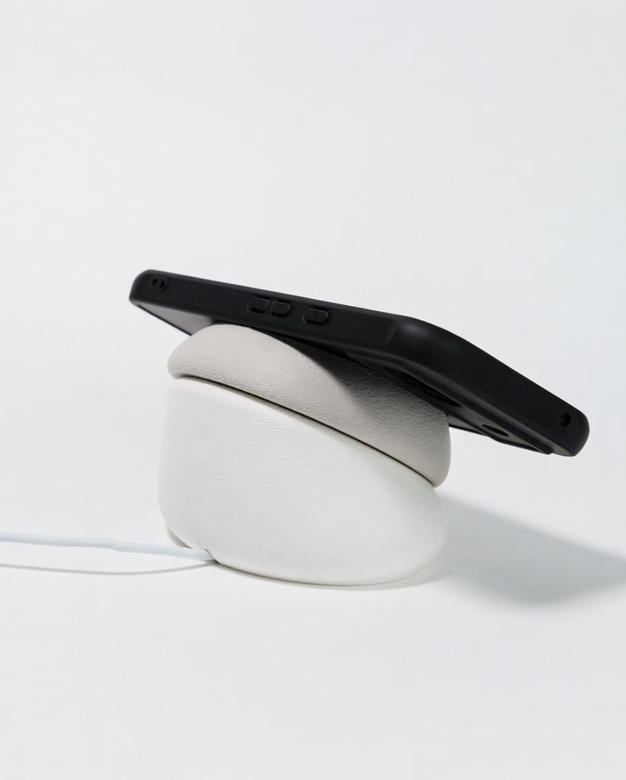Pebble - MagSafe Phone Charger 3d model