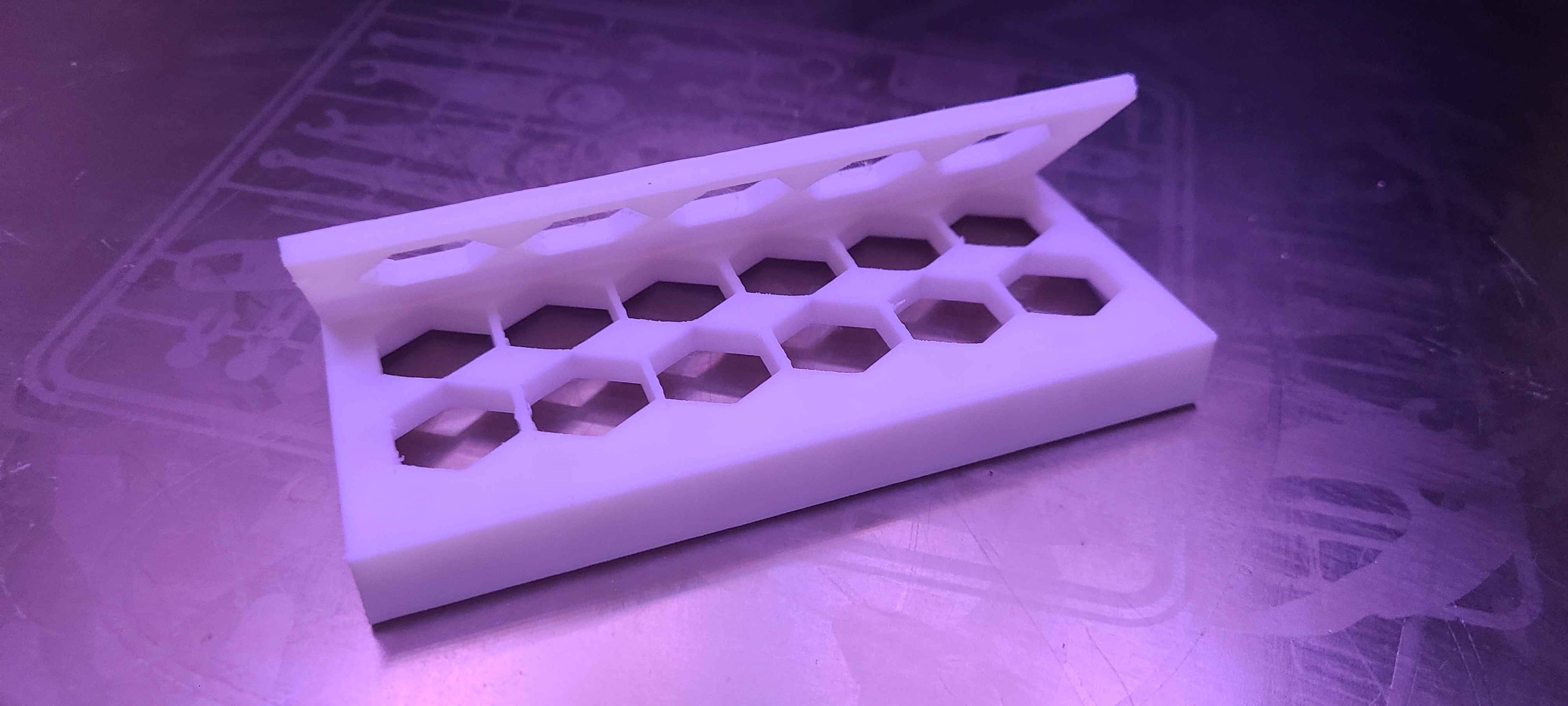 7th gen ipod touch tilted stand.stl 3d model