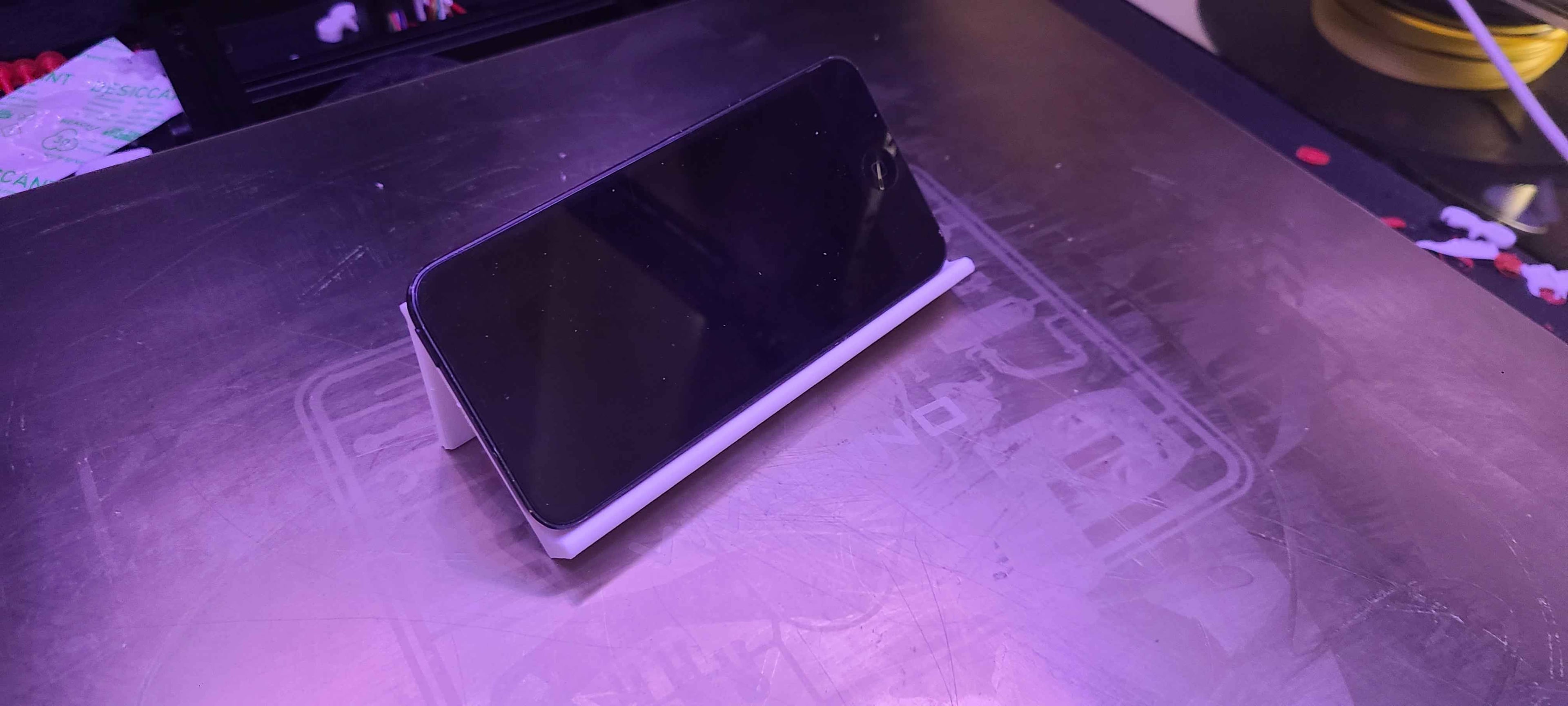 7th gen ipod touch tilted stand.stl 3d model