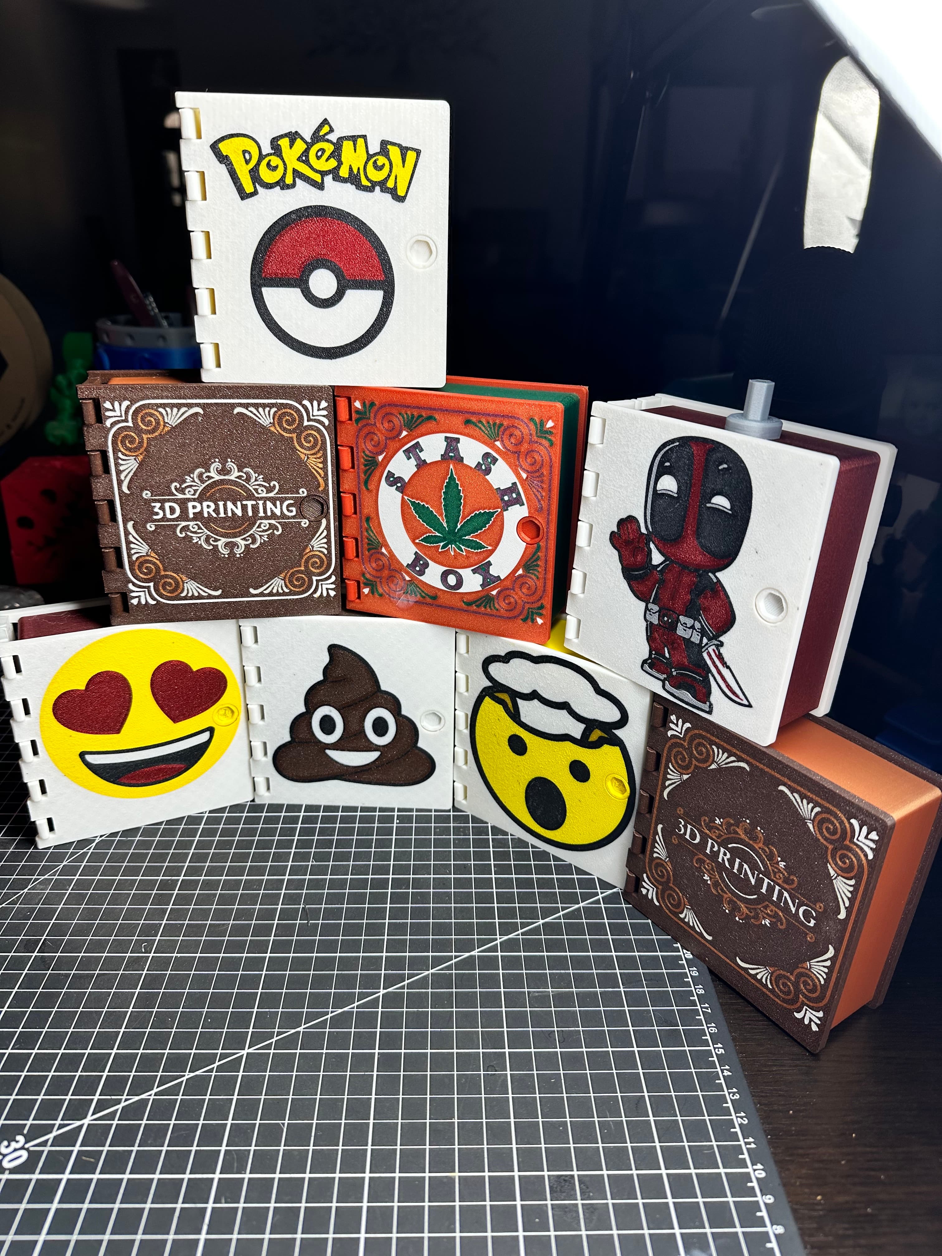 Poo Emoji - Print in Place Articulating Book Stash Container that locks 3d model
