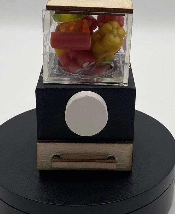 Distributeur de bonbon.stl - Représentations final de ce à quoi ressemble le distributeur de bonbon après avoir suivi les instructions d'assemblage - 3d model