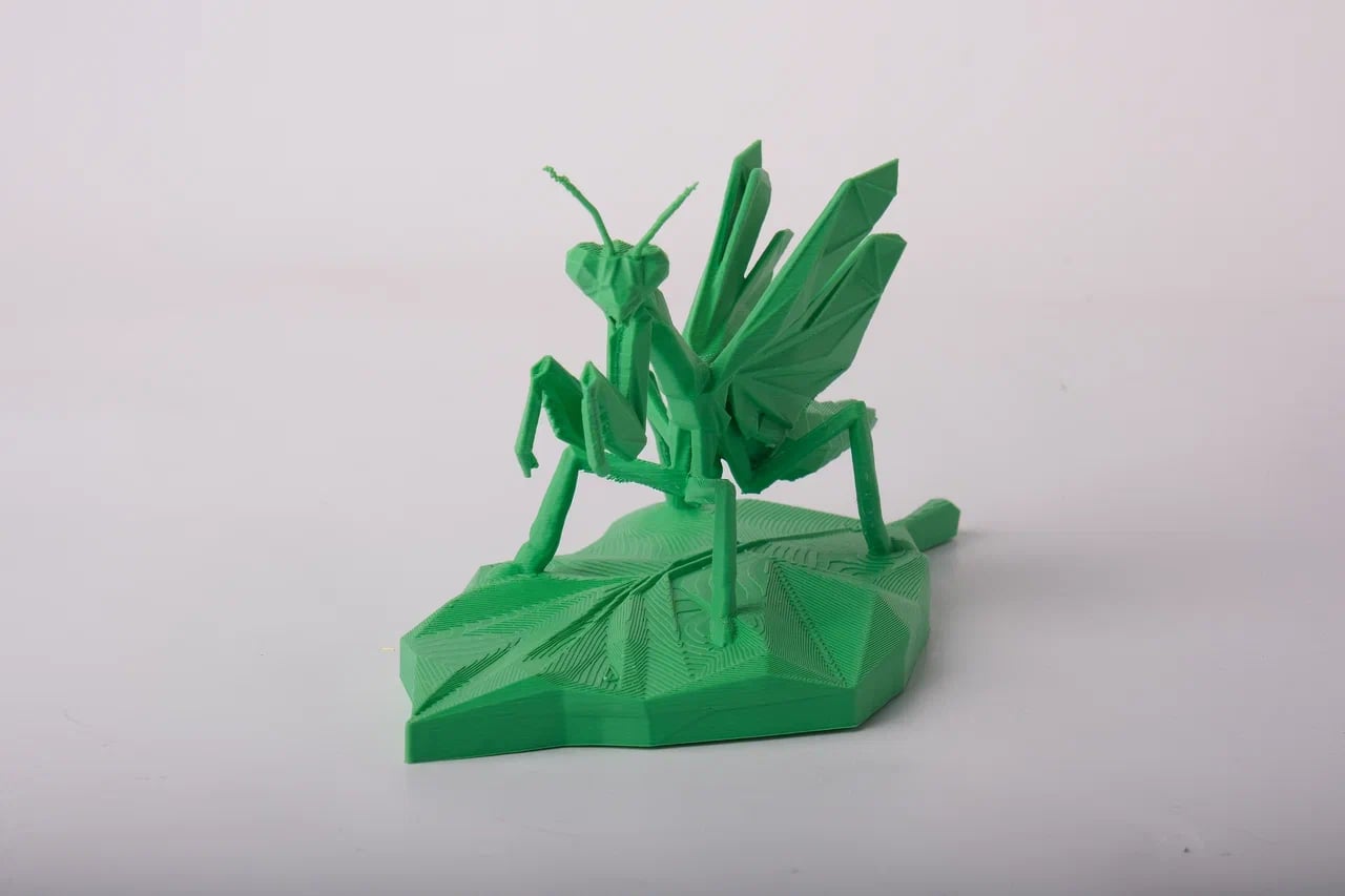 Low-Poly Praying Mantis Sculpture 3d model