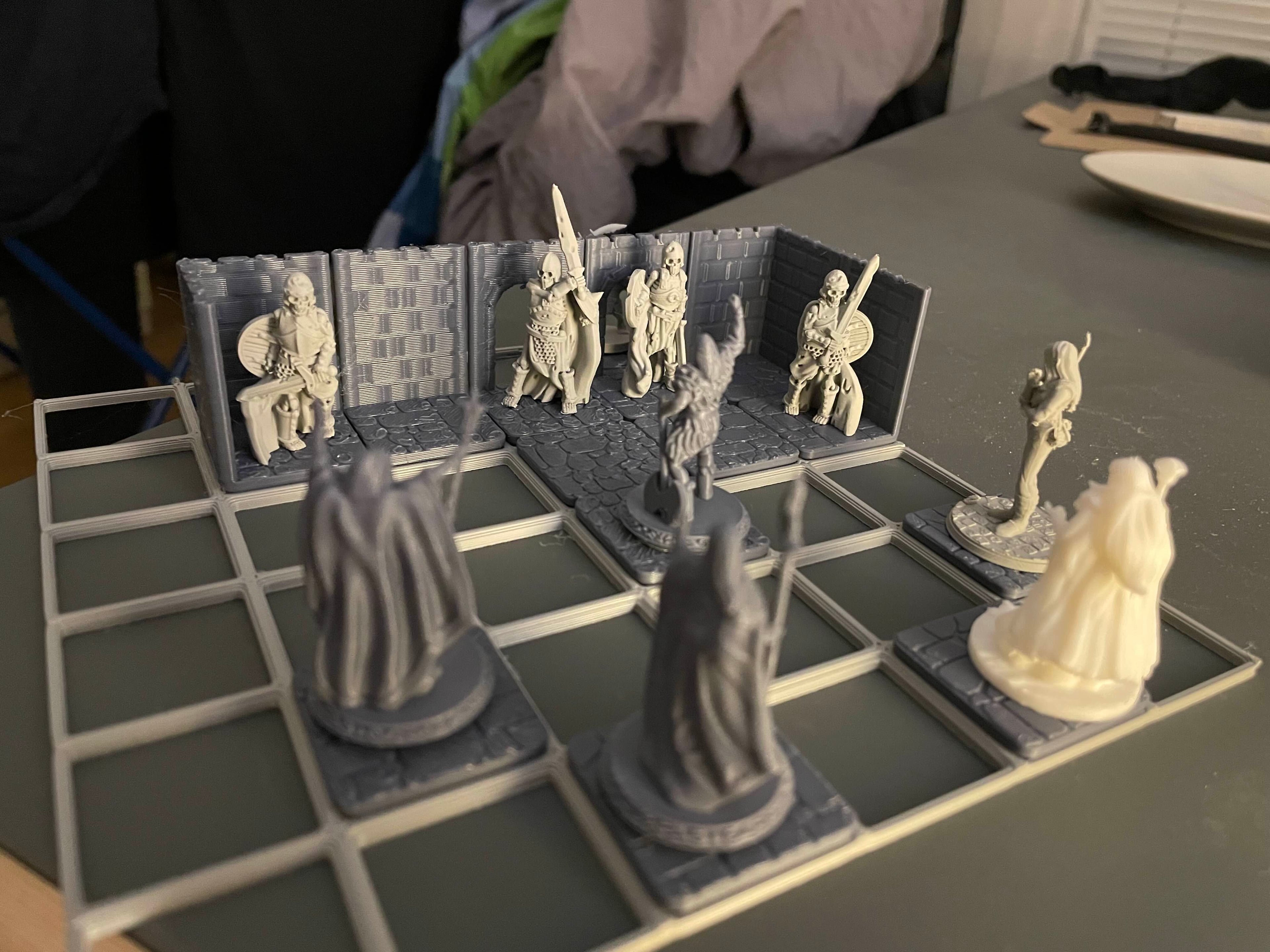 Prints okay on 0.8 (see blegh surface details), better on 0.4 nozzle. Works great with 70% Scaling with standard 1 inch diameter/25mm miniatures!
Love how simple the gridfinity baseplates make the usage, other systems have really complicated interlocking systems and are a chore to use. Hope people make more remixes in the future!
10/10