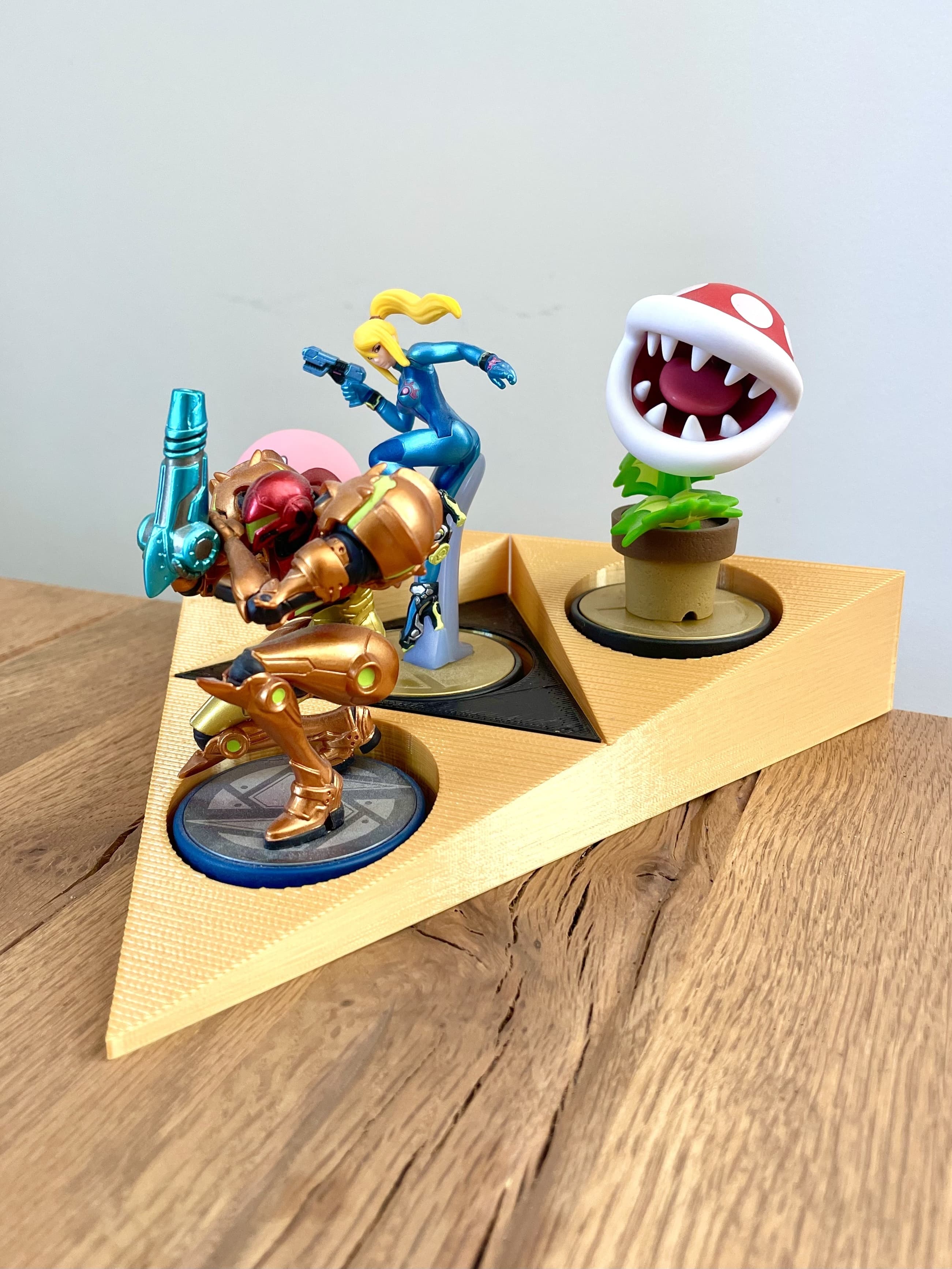Zelda Triforce Amiibo Figurines Display / Multiparts 3d model
