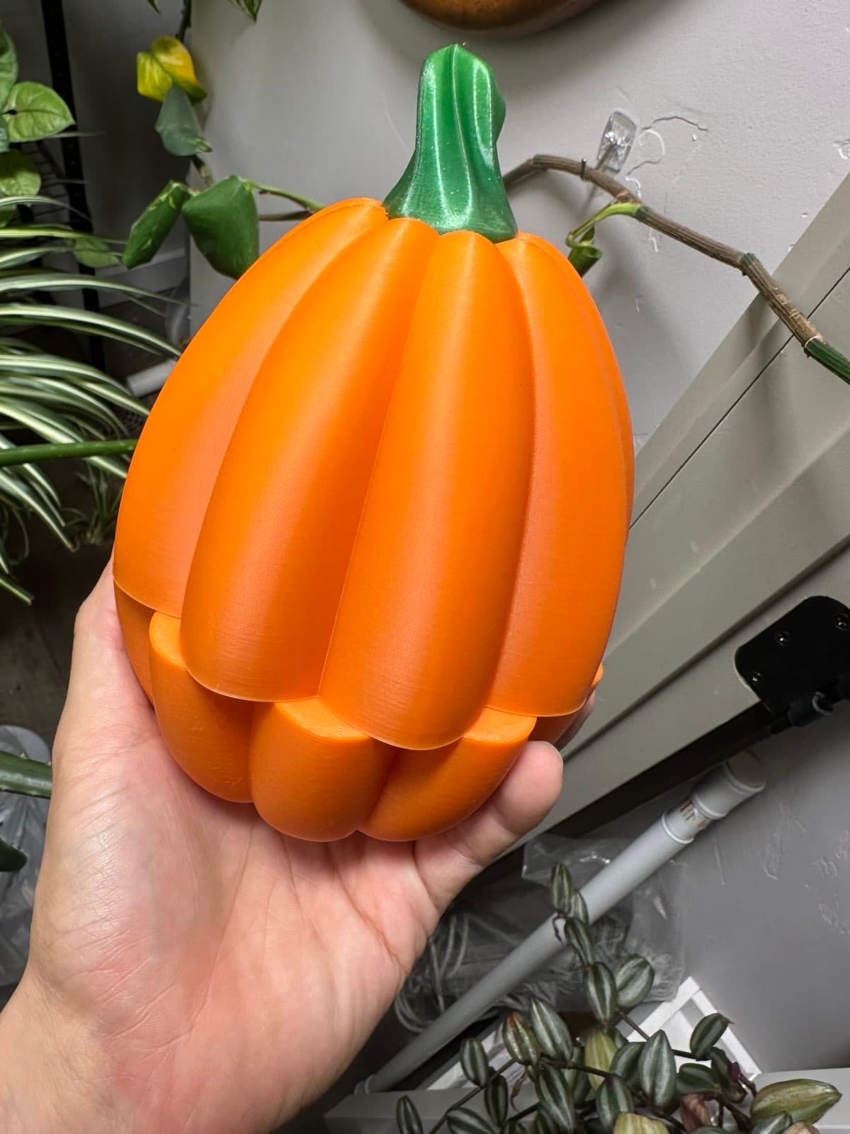 Would not recommend, top/bottom pumpkin pattern is misaligned. Many files included that do not mate correctly, these were both labeled as v2. This pumpkin is fully closed. Avoid printing the individual top or bottom pieces, the only mating pair are the .3mf file.