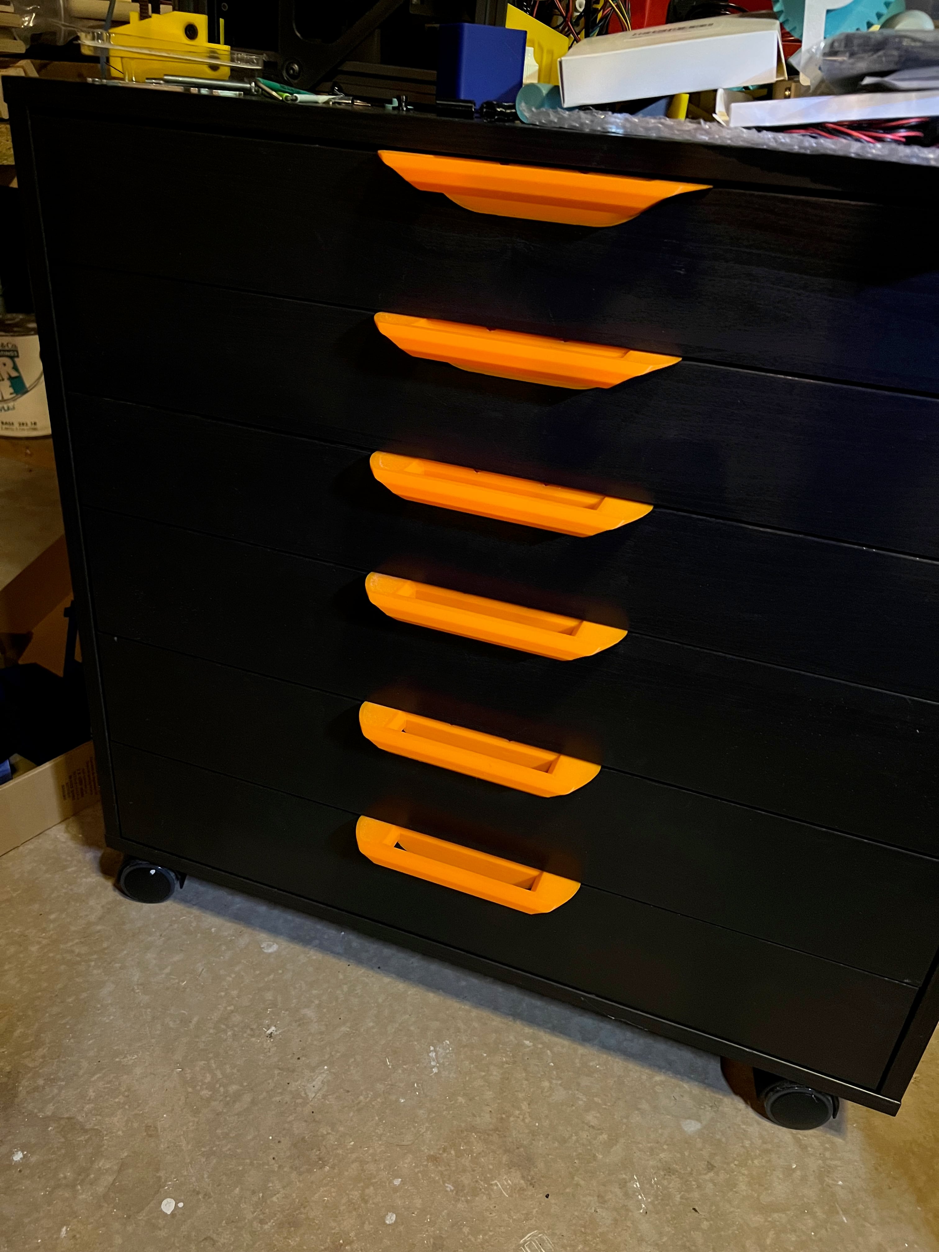 Fits on the wide model as well (purchased Spring 2024). Thanks!