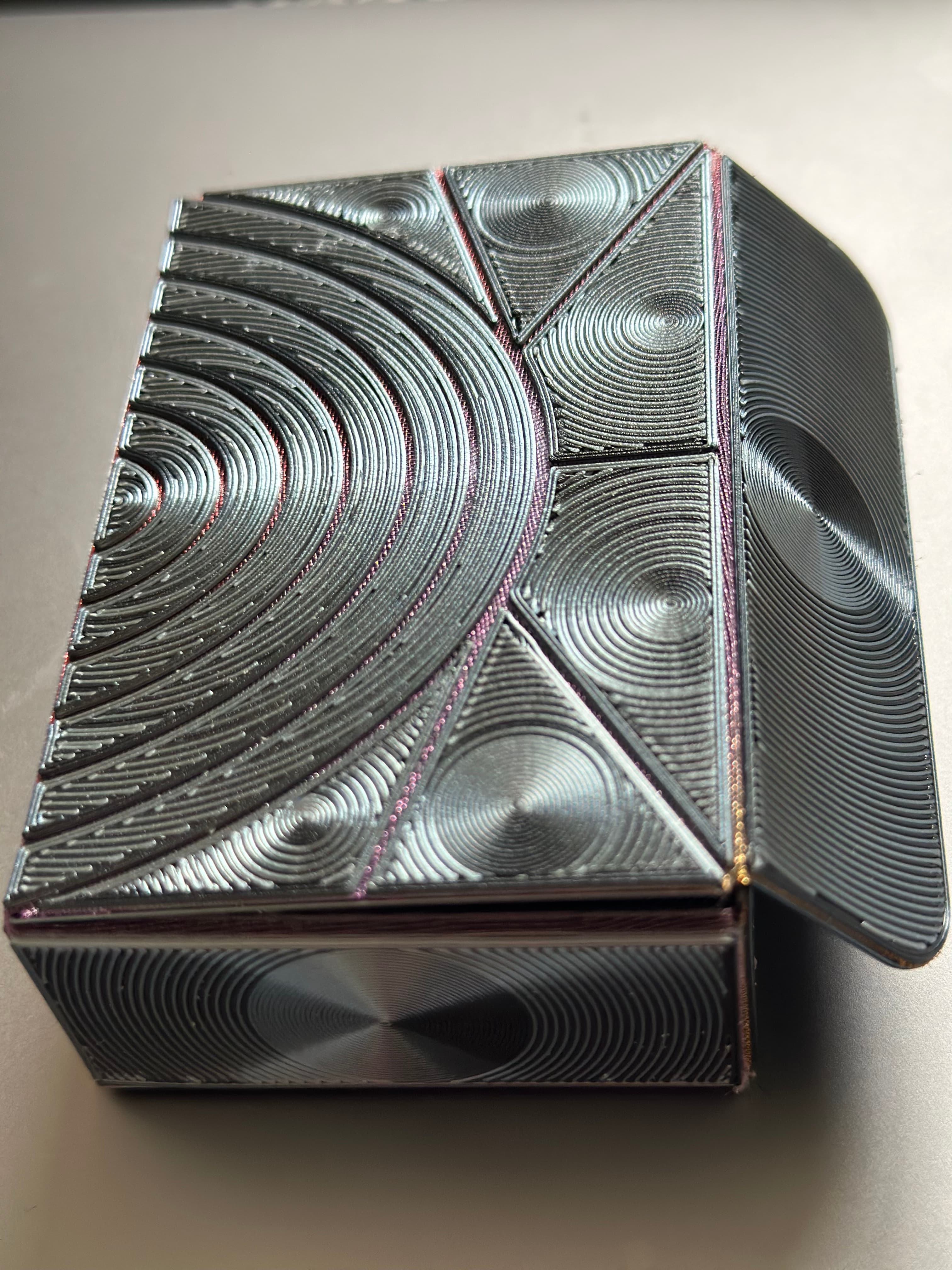 It‘s a really beautiful case!!!
Due to the lack of a holo plate, I used a coloured mesh for a special effect. I will use it as a present box…