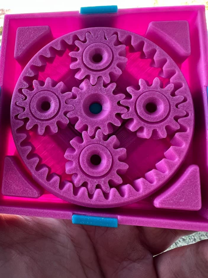 My first ABS gift box! Printed in Sparta3d sparkle pink and blue abs.
The gears are so smooth.