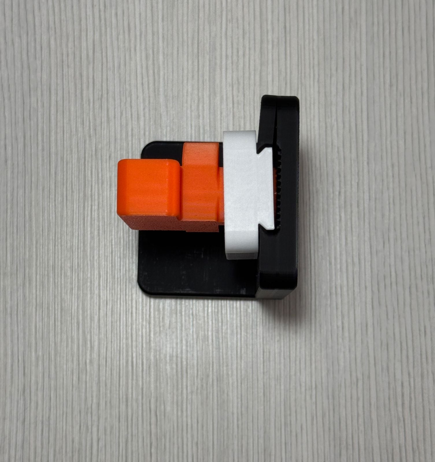 Hi, the idea is fantastic; that's basically why I subscribed. I agree that it doesn't adhere to any surface; perhaps it needs some kind of pattern to prevent slipping and TPU on the support surface. Also, it delaminated on the first use (I used PLA). I'm going to reprint the main body, but this time in PETG, although I have the feeling that the fit puts a lot of pressure on the main piece. It would be great if you could look into these issues.