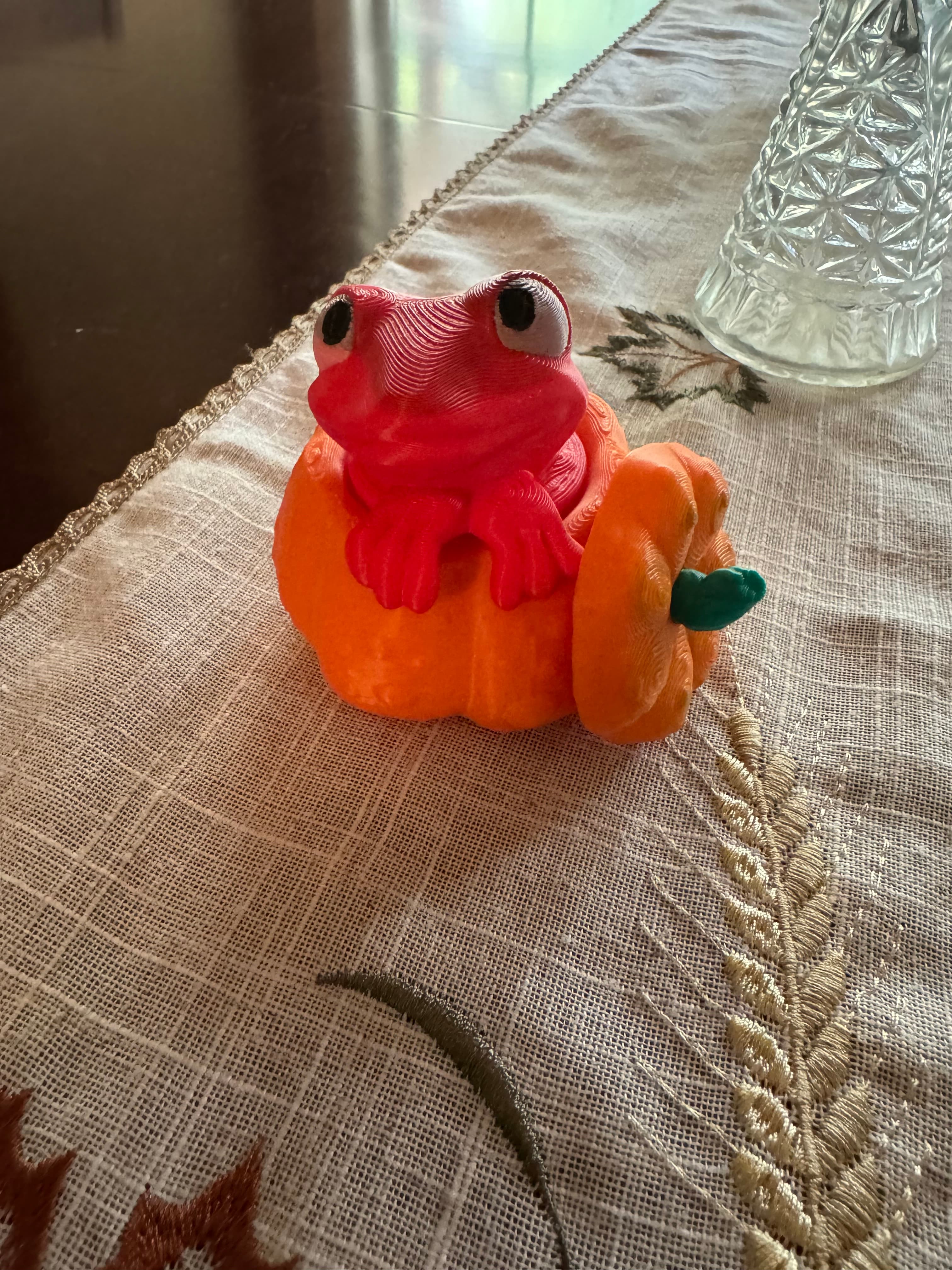 Wife thinks cute - did the top and the frog MMU3 (100 filament changes on the eyes). Total time for all 3 pieces about 5 hours.