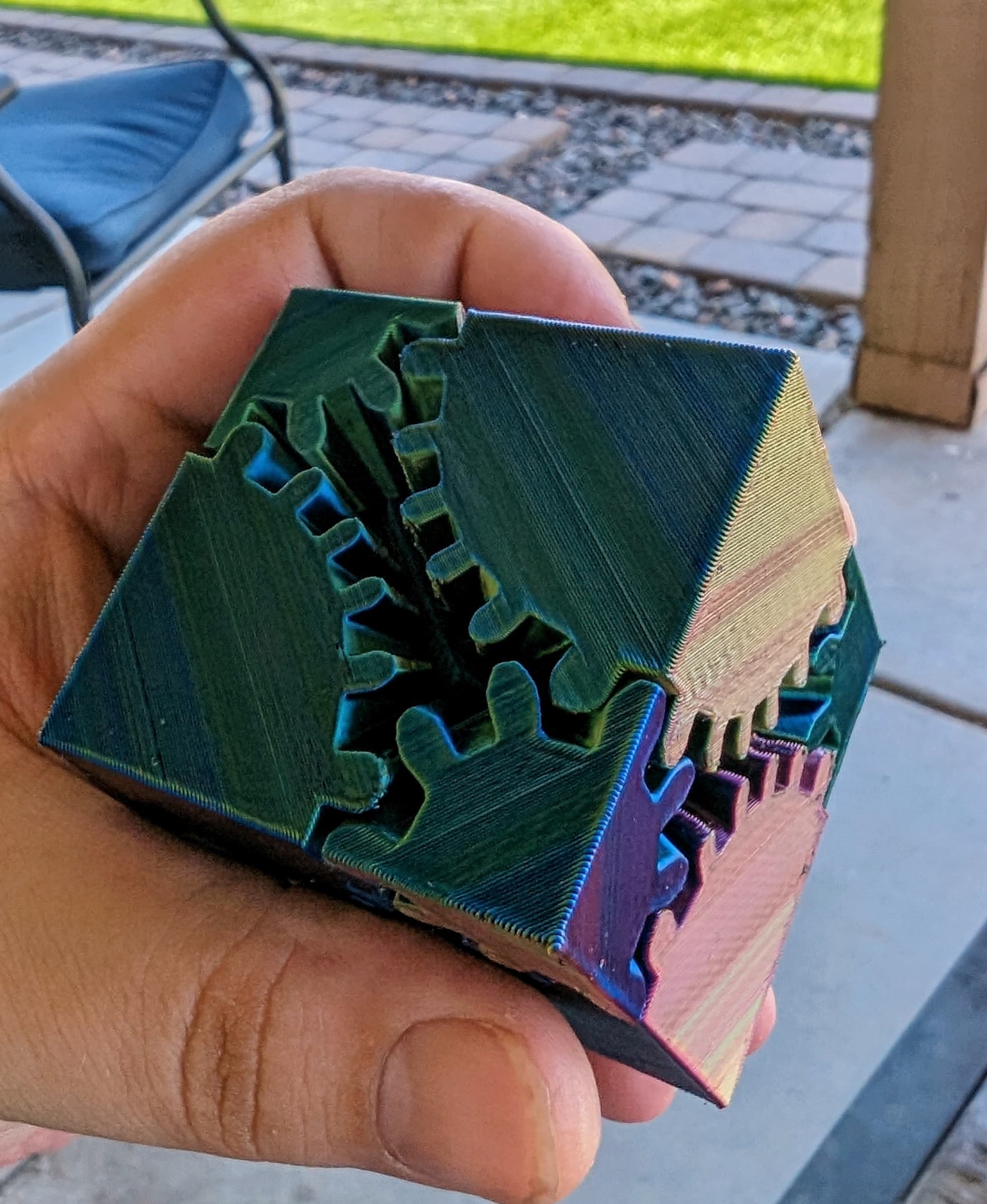 Printer pretty easily. My core split when putting one of the pivot pieces in, lil glue and it was fine. I think if I printed it again(which I'm going to in gold and silver) I'd use 3 walls and maybe 25 percent infill.
Great model thx for sharing it!
Super fun to fidget with.