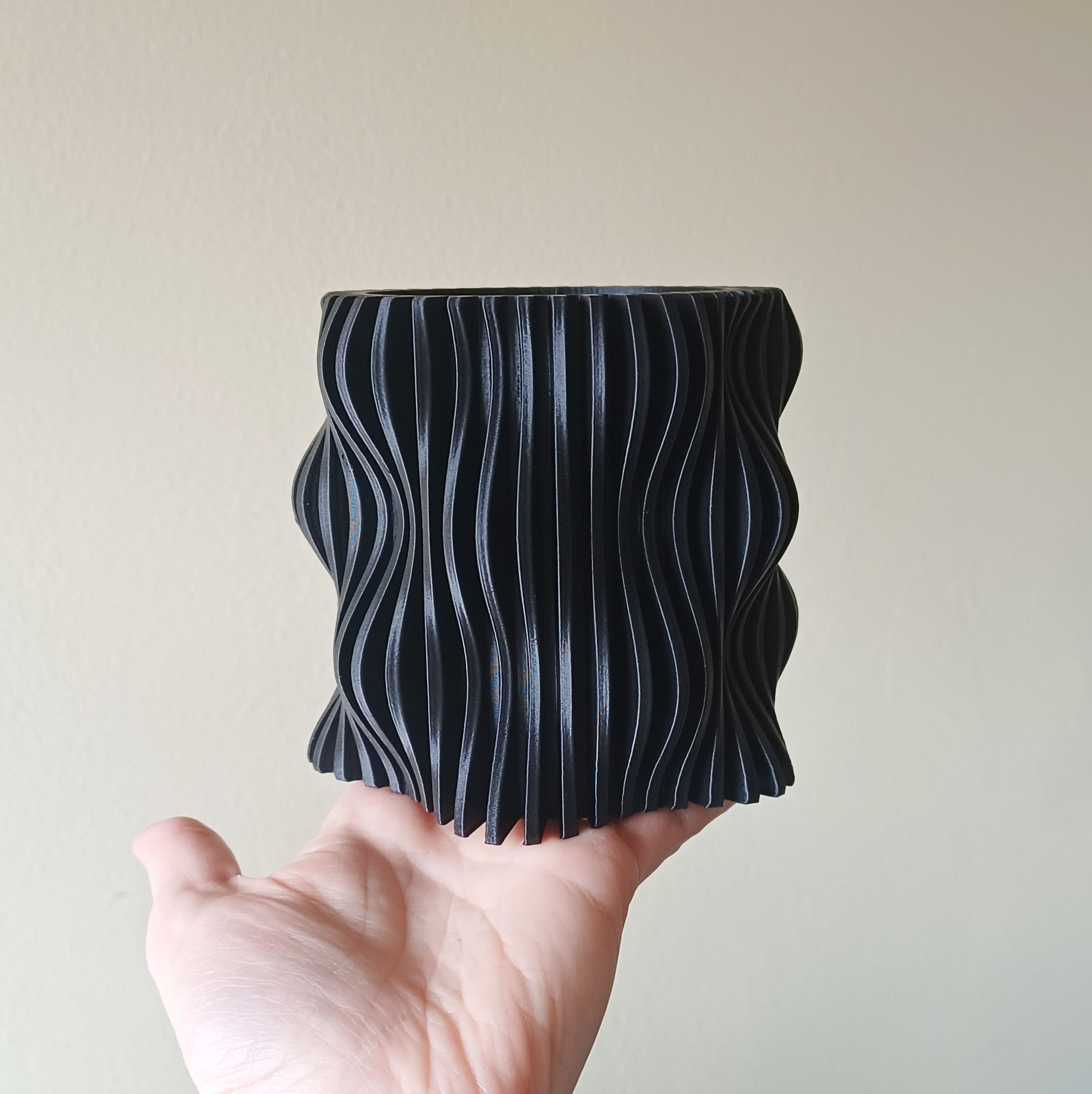 Wavy pencil holder 3d model