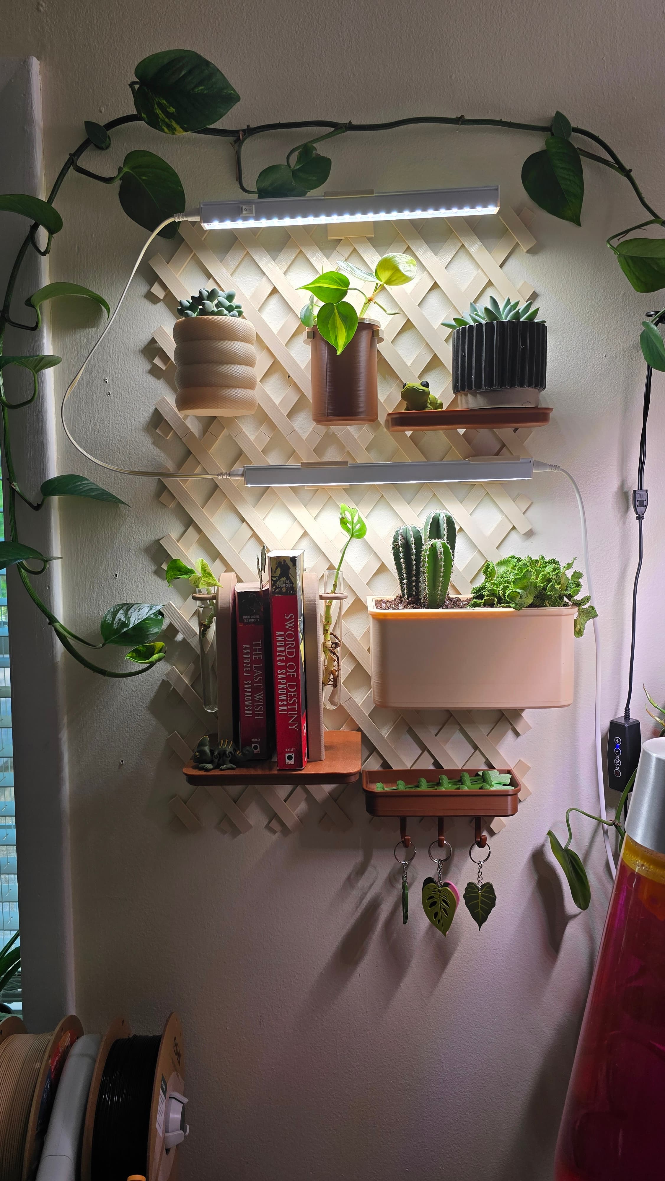 What a fun project this was!! Trellis base kit+ botanical bundle + some prints from Lofted Goods! Had to modify the trellis pot mount a little bit to accommodate a smaller pot size from LG but everything from this bundle printed beautifully! Light mounts fit perfectly, and all trellis mounts slide on/off with ease. Perfect little setup for my propogation cuttings and succulents!