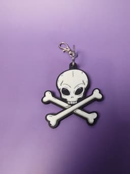 Flat 3D Textured Alien Skull and Crossbones Keychain 3d model