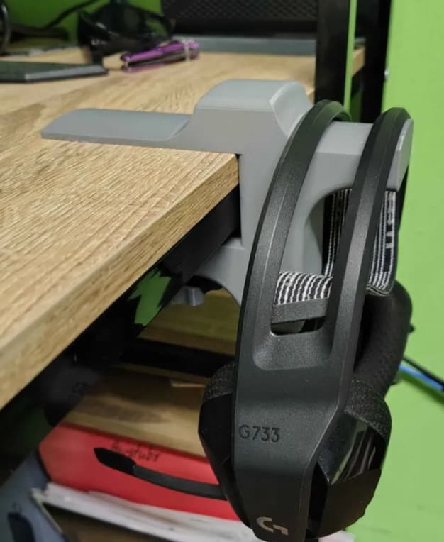 Desk Clamp Headphone Holder - Been looking for a headset holder for my desk that has the square frame! Stumbled across this and did not disappoint. 10/10
Took just over 6hrs on a .4mm nozzle with cheap 60mm/s filament. - 3d model