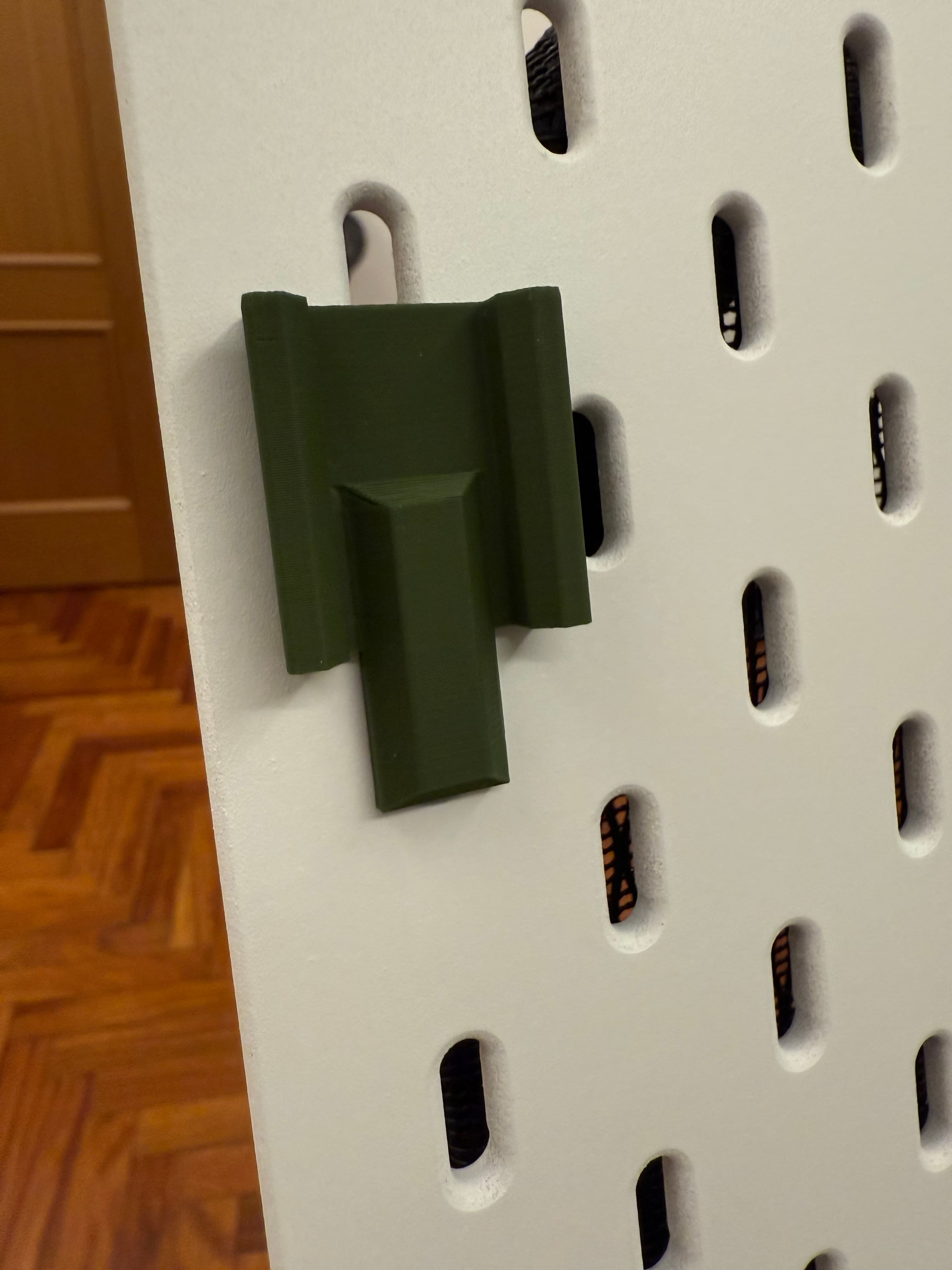 I made an ikea skadis hook prototype that connects directly to the rails without using any screws. Unfortunately it is not possible to make the model compatible with skadis since the holes do not match if not every 53cm. 12 different adapters should be developed for each position. The only solution would be to scale all projects by 123% to obtain a correspondence with the holes of the skadis and use just this hook.